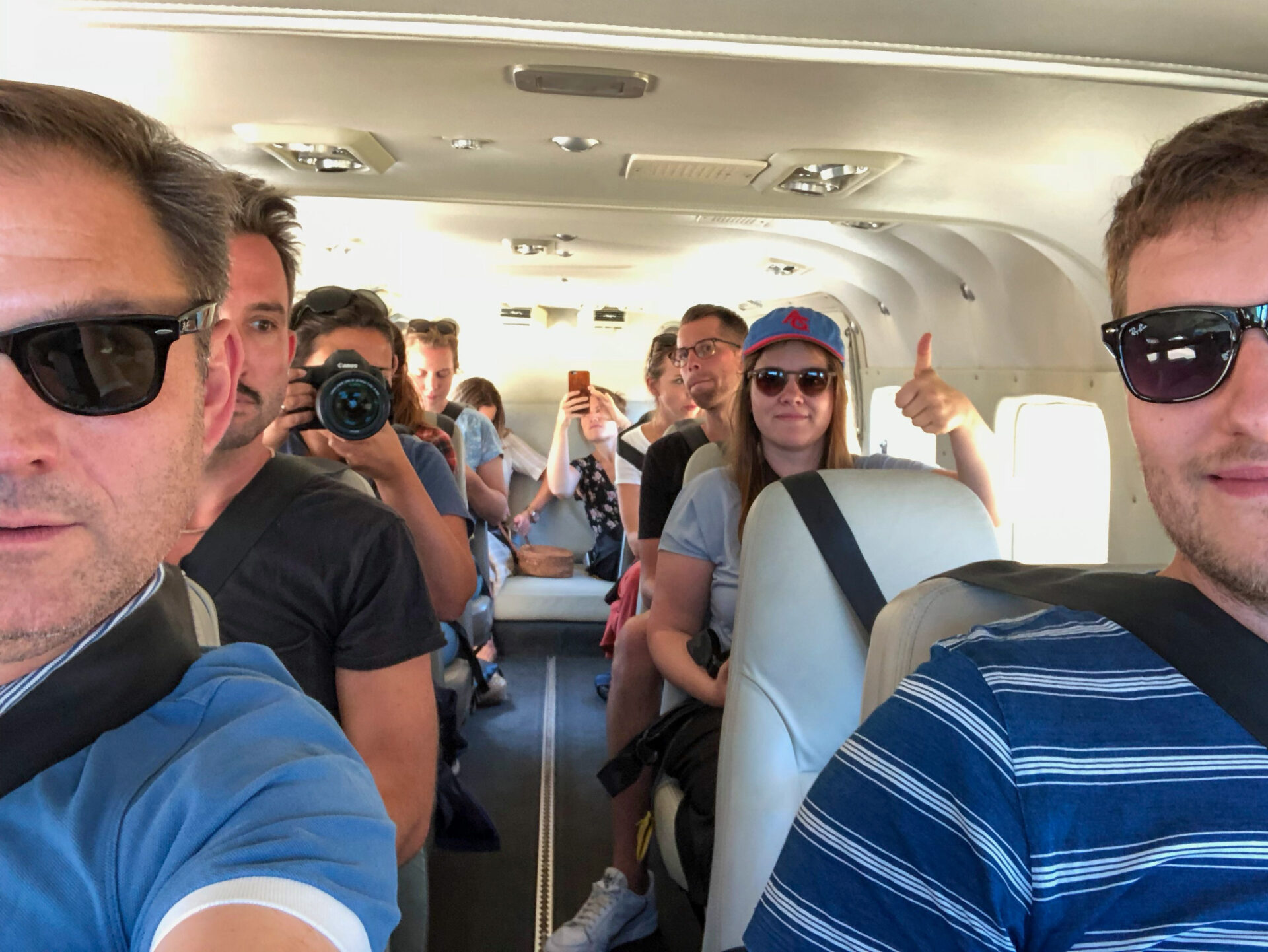 Bloggergruppe an Bord eines Flugzeuges