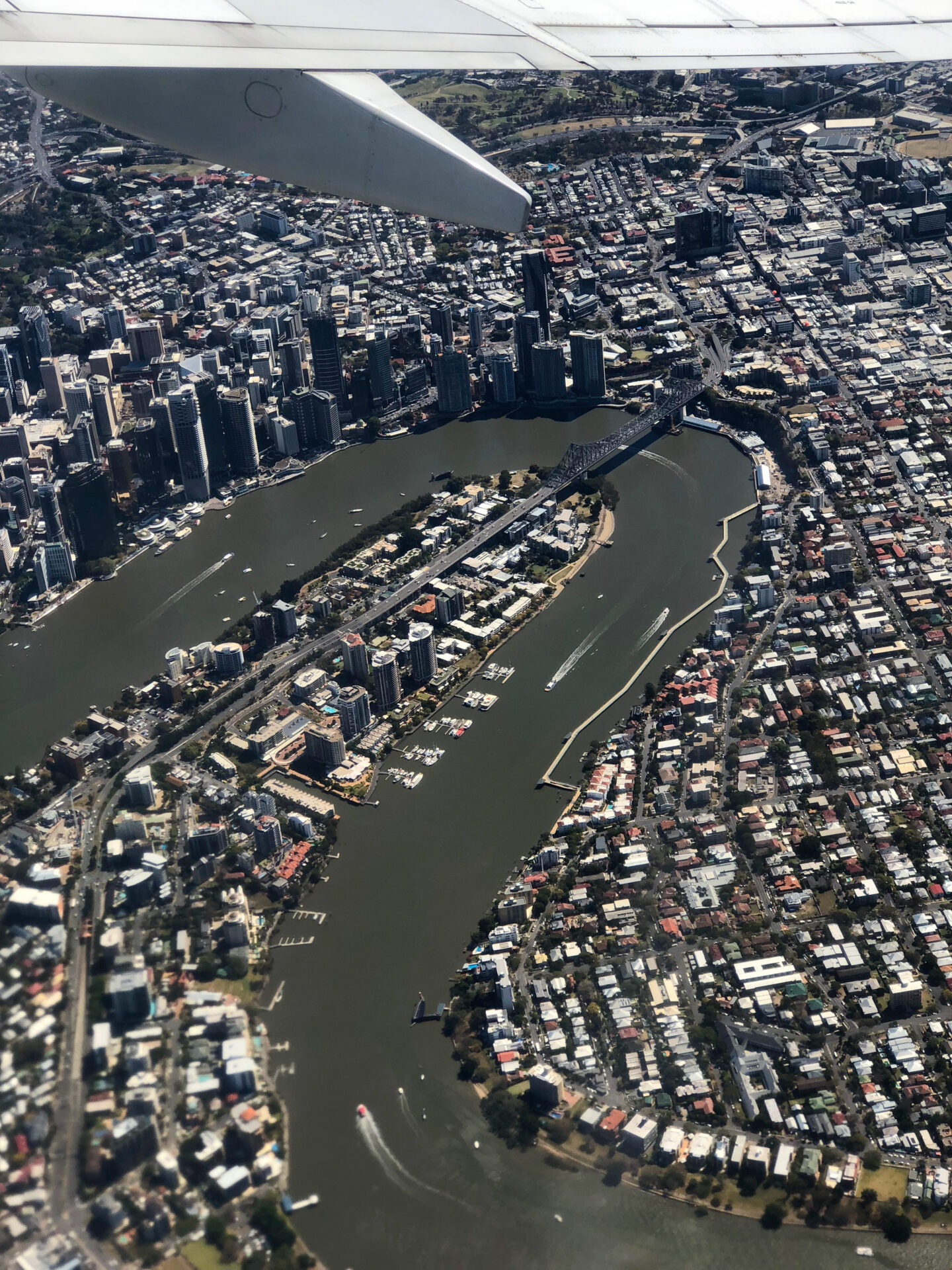 Luftaufnahme des Brisbane River mit der Stadt Brisbane