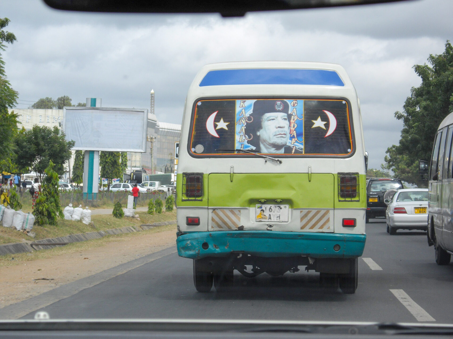 Überlandbus in Tansania mit Porträt von Gaddafi