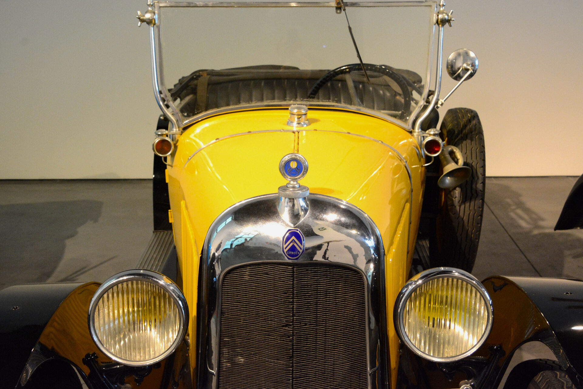 Gelber Citroen Coche Feminino schien 1922 als das ideale Frauenauto