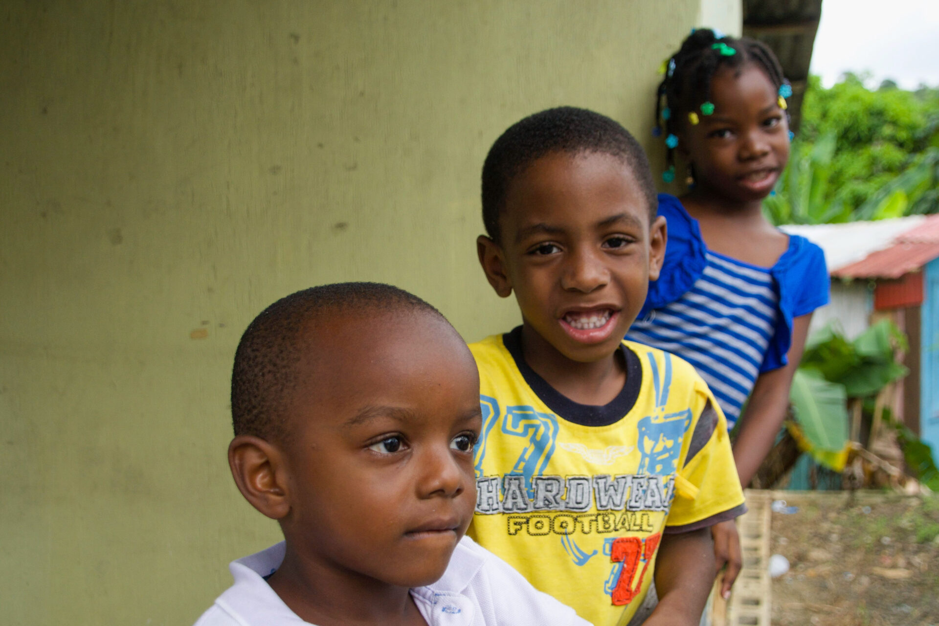 Zwischenmenschliche Begegnung mit drei Kleinkindern in St. Lucia gehört zu den Höhepunkten des Urlaubs