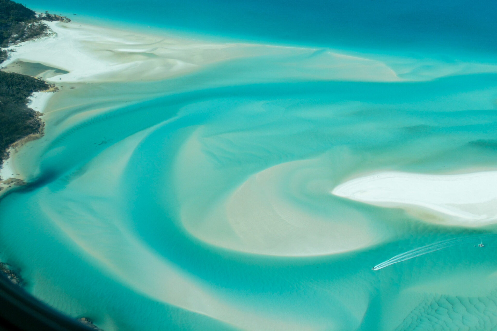 Luftaufnahme Hill Inlet mit Sandbänken Wasser und einem Boot