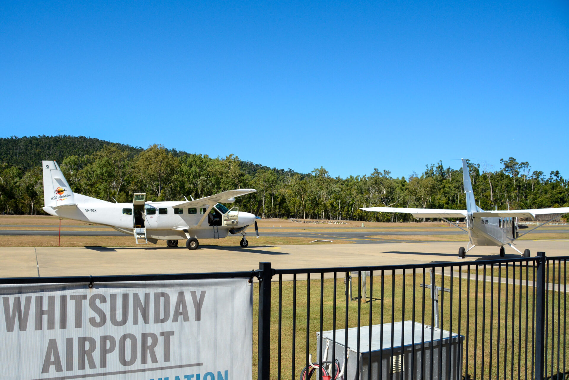 Flugzeuge am Flugplatz Whitsunday Airport in Australien