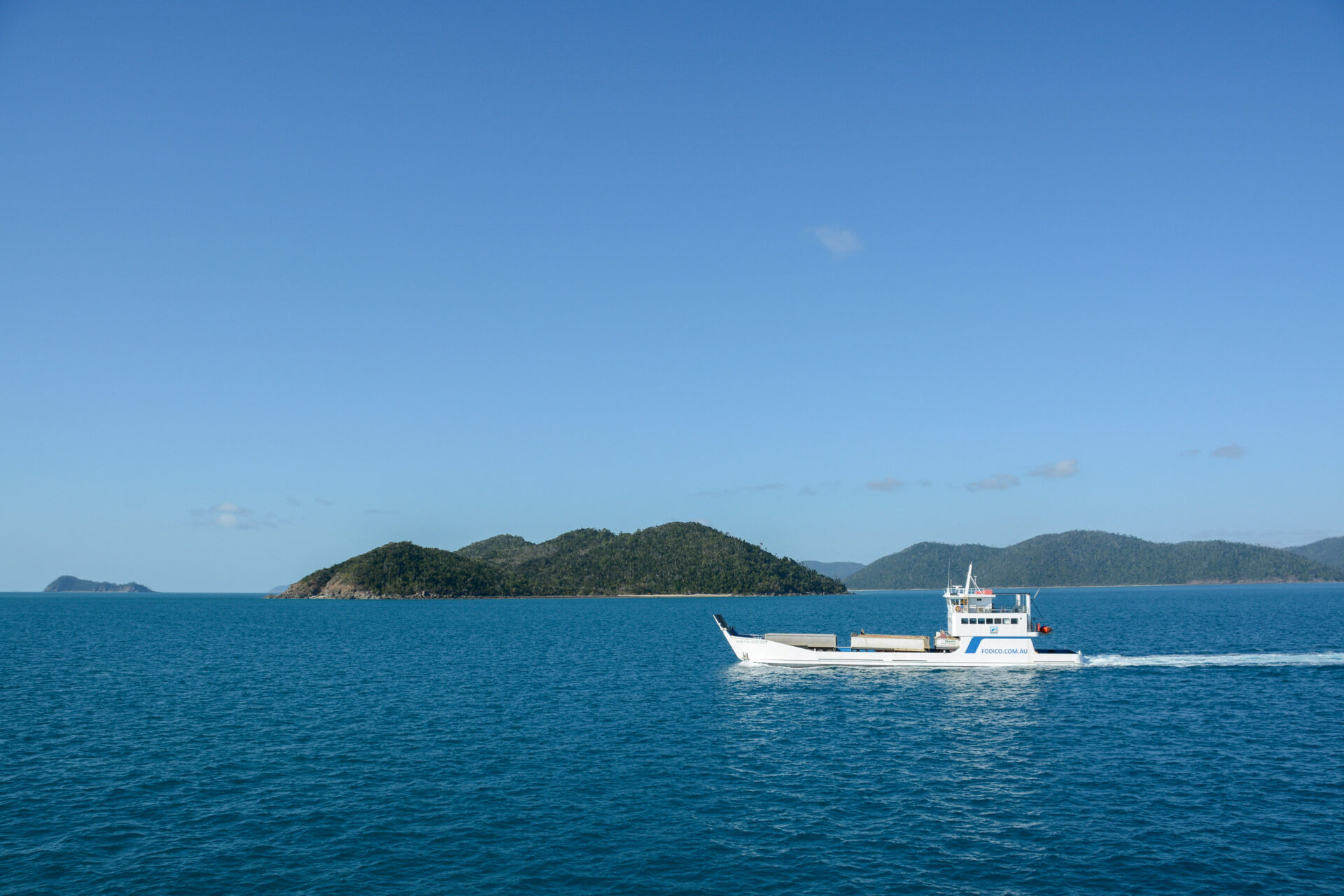 Frachtschiff zwischen den Inseln der Whitsundays im Osten Australiens