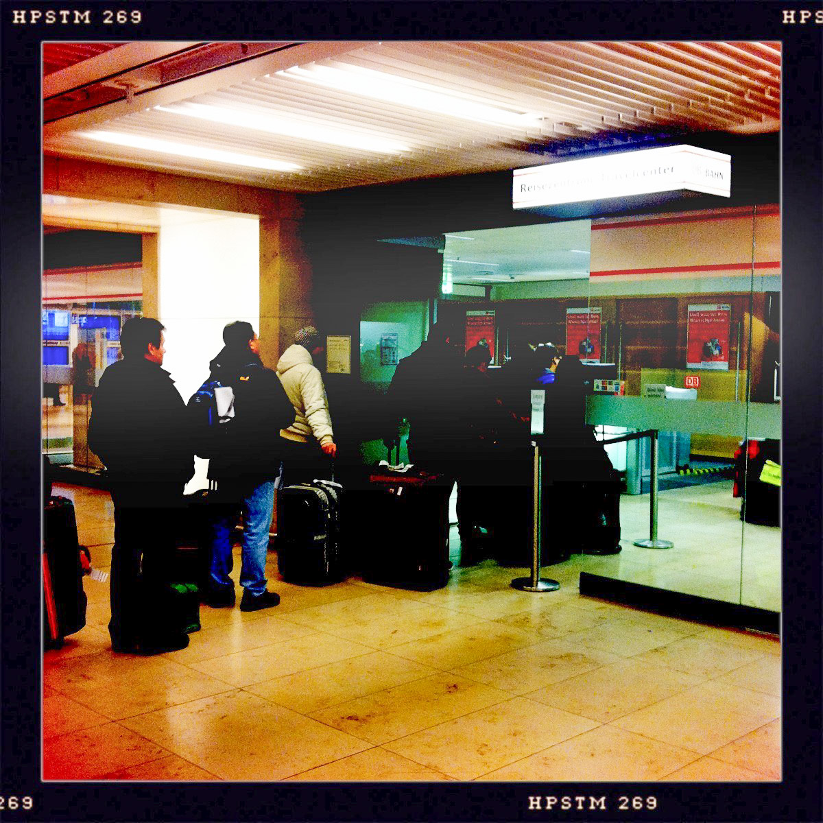 Frustrierte Fluggäste in einer Schlange am Flughafen Frankfurt