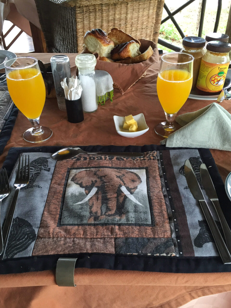 Reich gedeckter Frühstückstisch bei der Safari in Stanley's Kopje