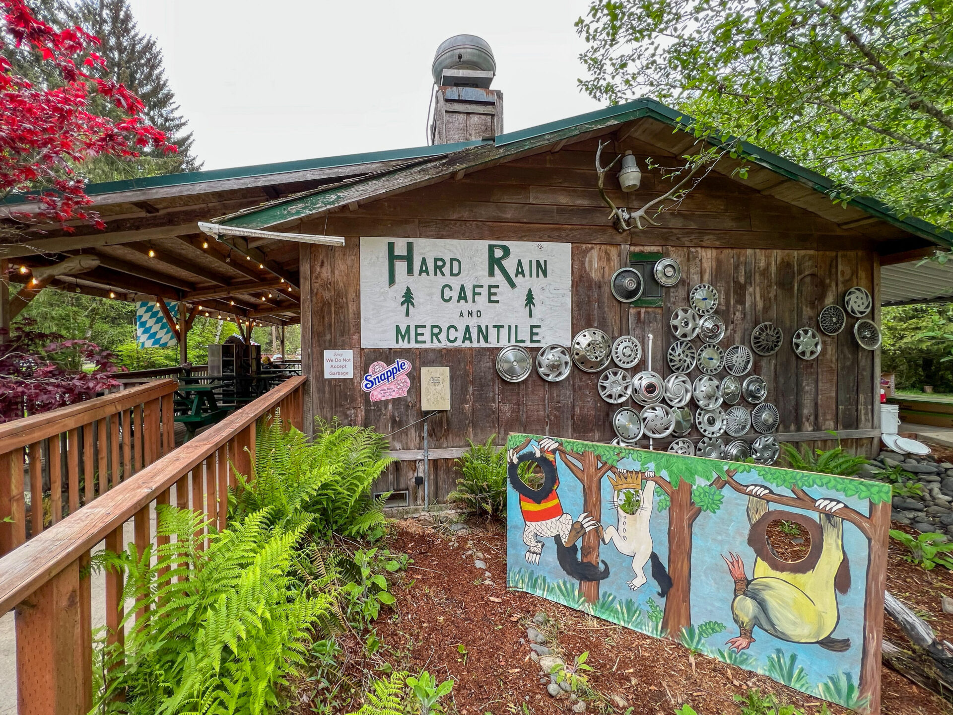 Gebäude des Hard Rain Cafe in Washington State mit Autofelgen an der Wand