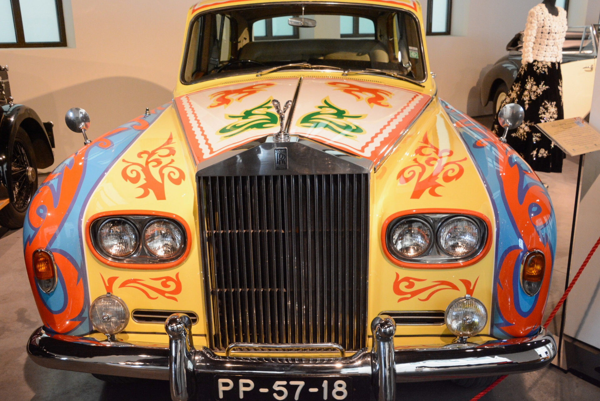 Rolls-Royce mit Hippiebemalung im Automuseum von Málaga