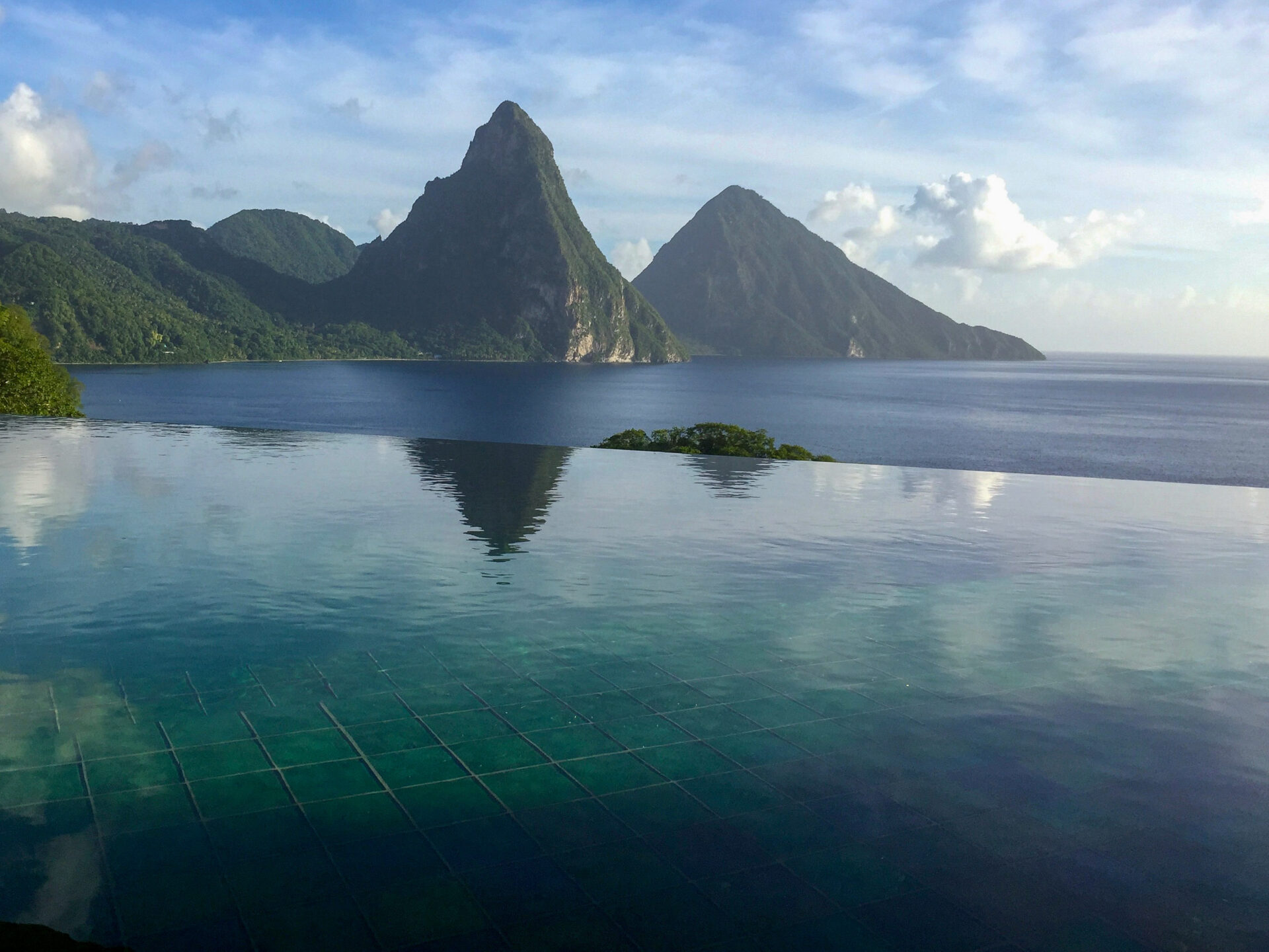 Infinity Pool mit den Pitons von Saint Lucia in der Karibik