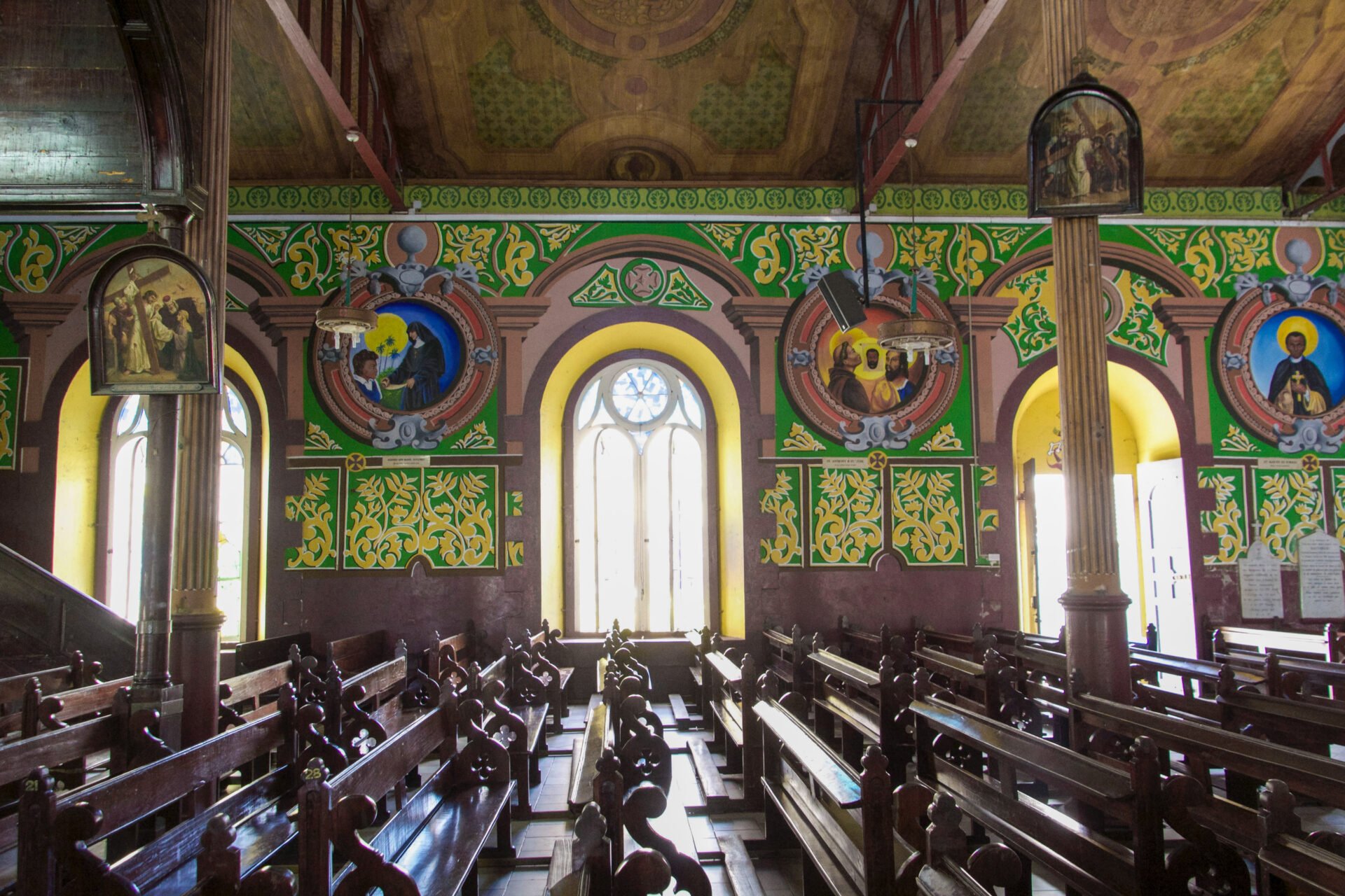 Blick in die bunt dekorierten Wände der Kathedrale von Castries