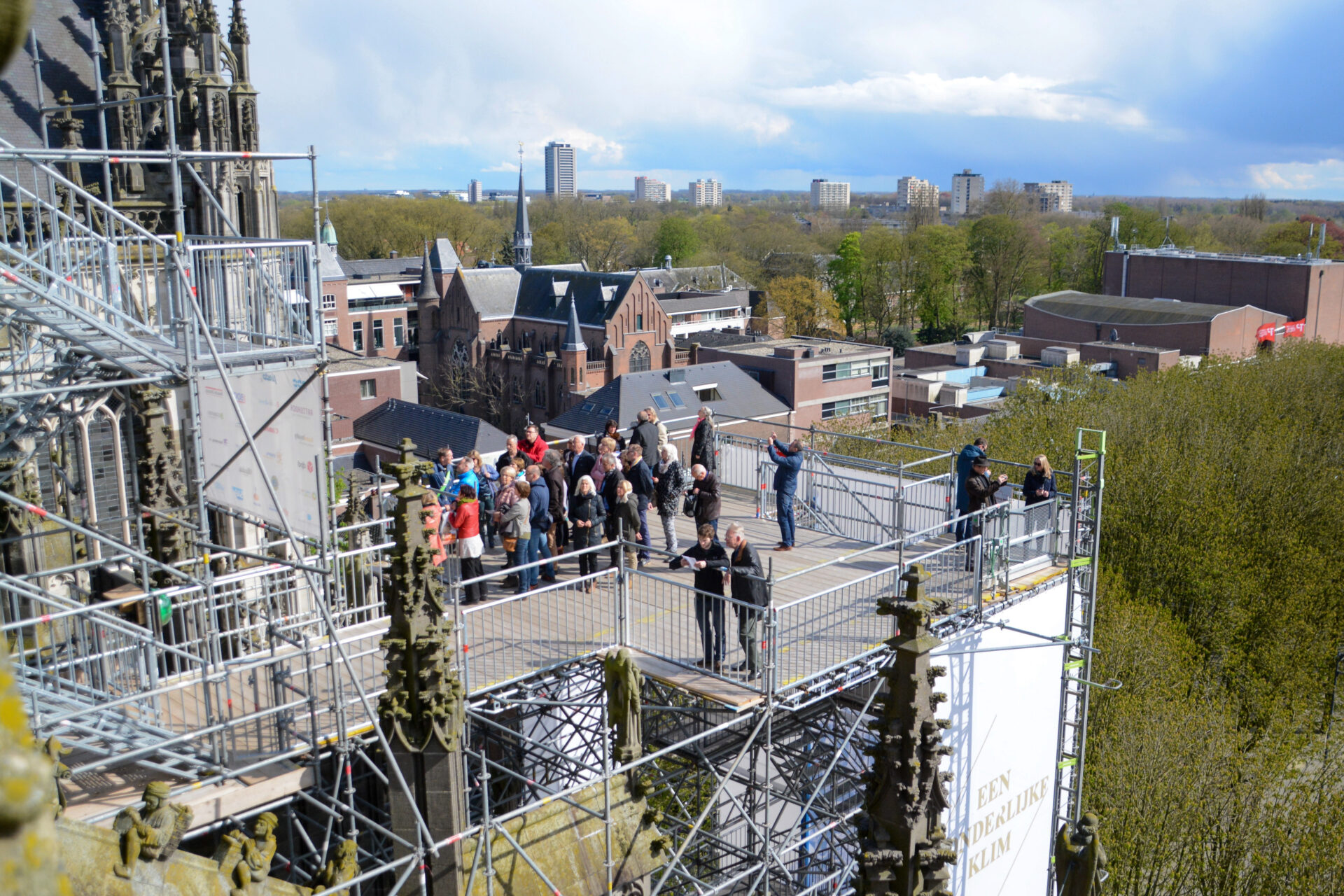 Gerüst und Plattform auf dem Dach der Kathedrale von Den Bosch