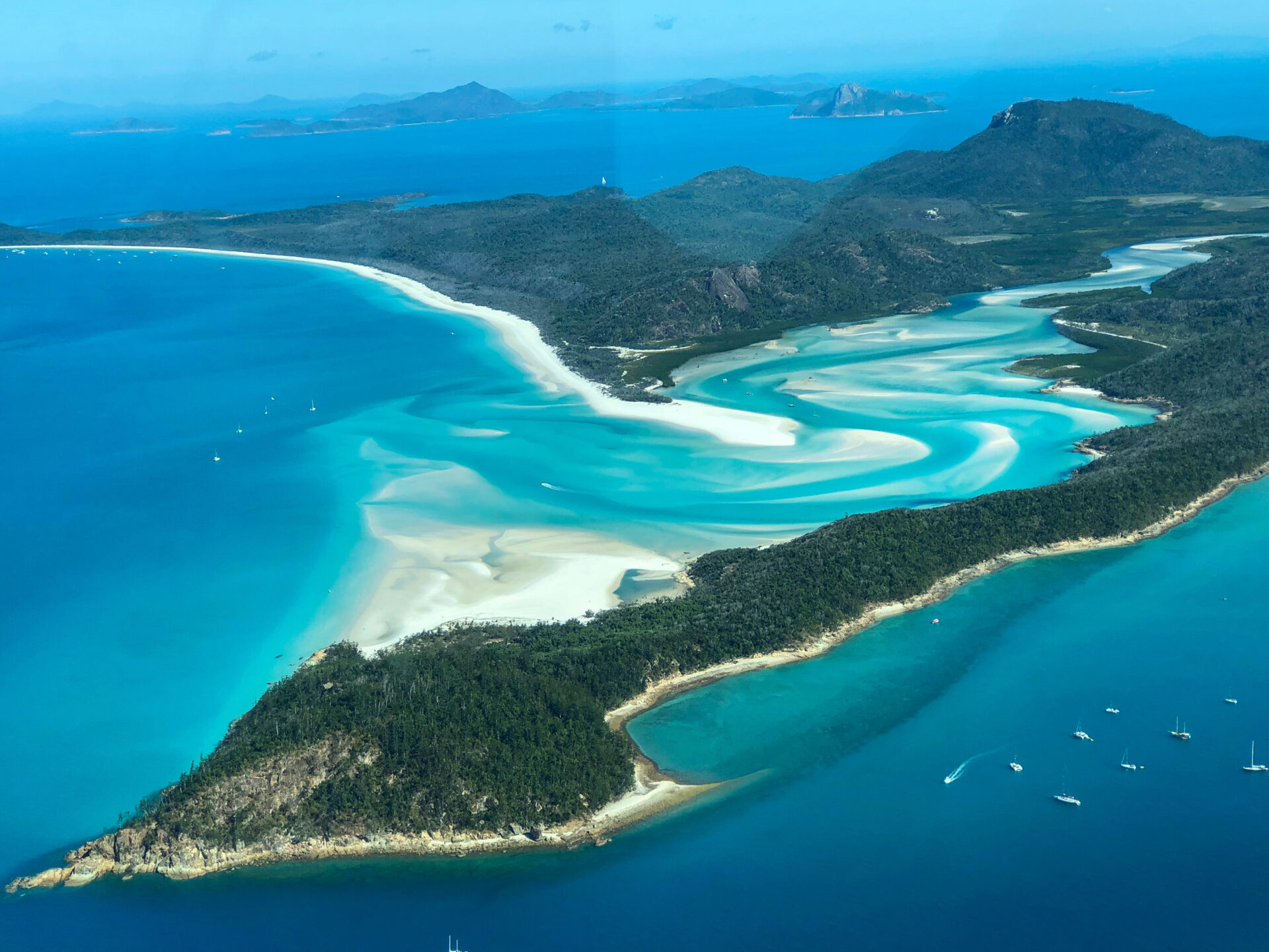 Hill Insel Luftaufnahme mit changierenden Farben des Wassers