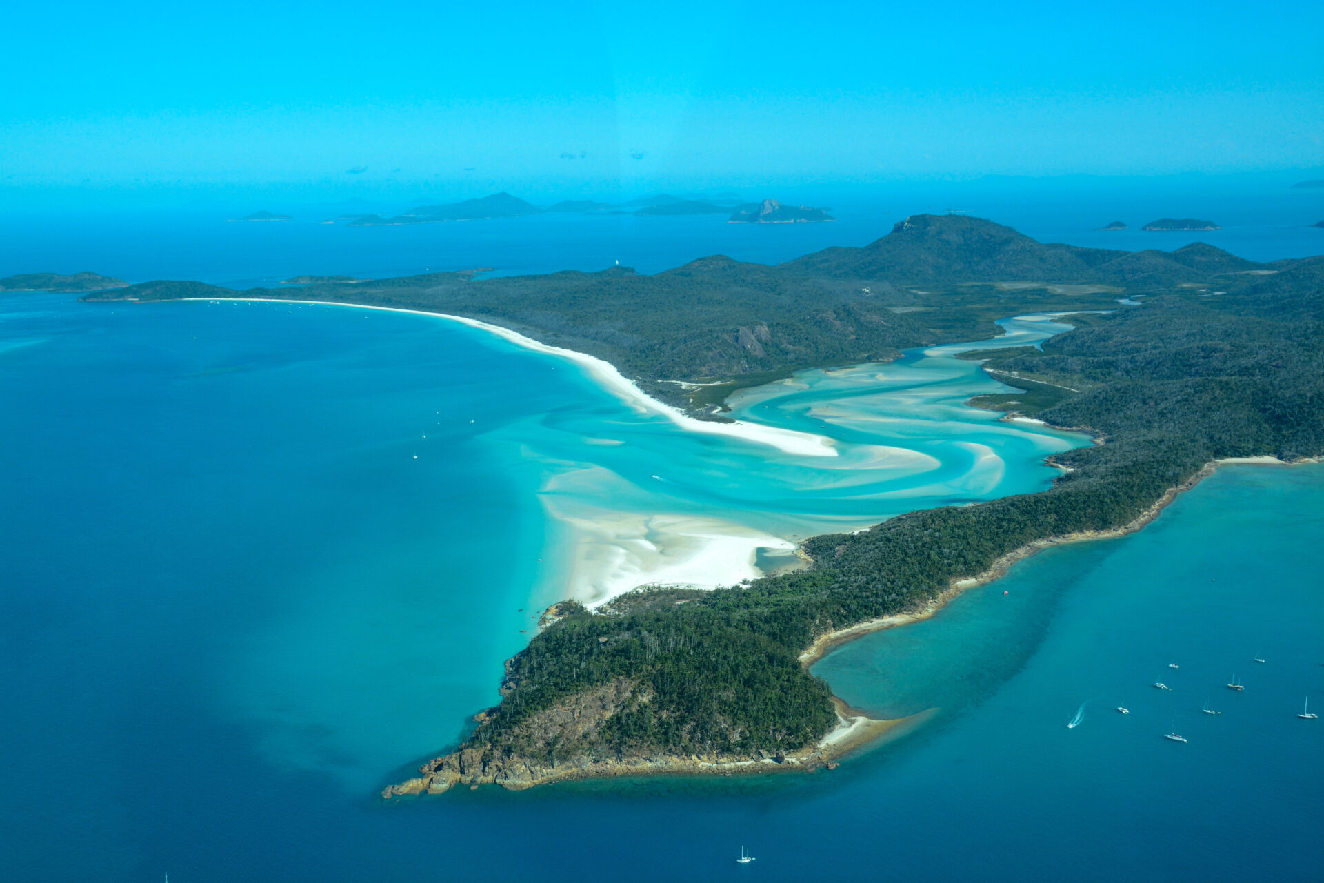 Farbenspiel am Hill Inlet mit bewaldeten Inseln im australien Queensland