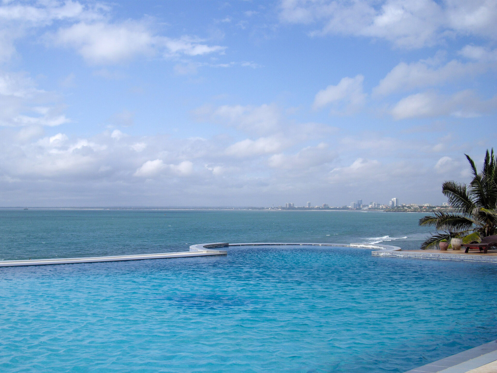 Luxusresort mit Infinity-Pool an der Küste Tansanias