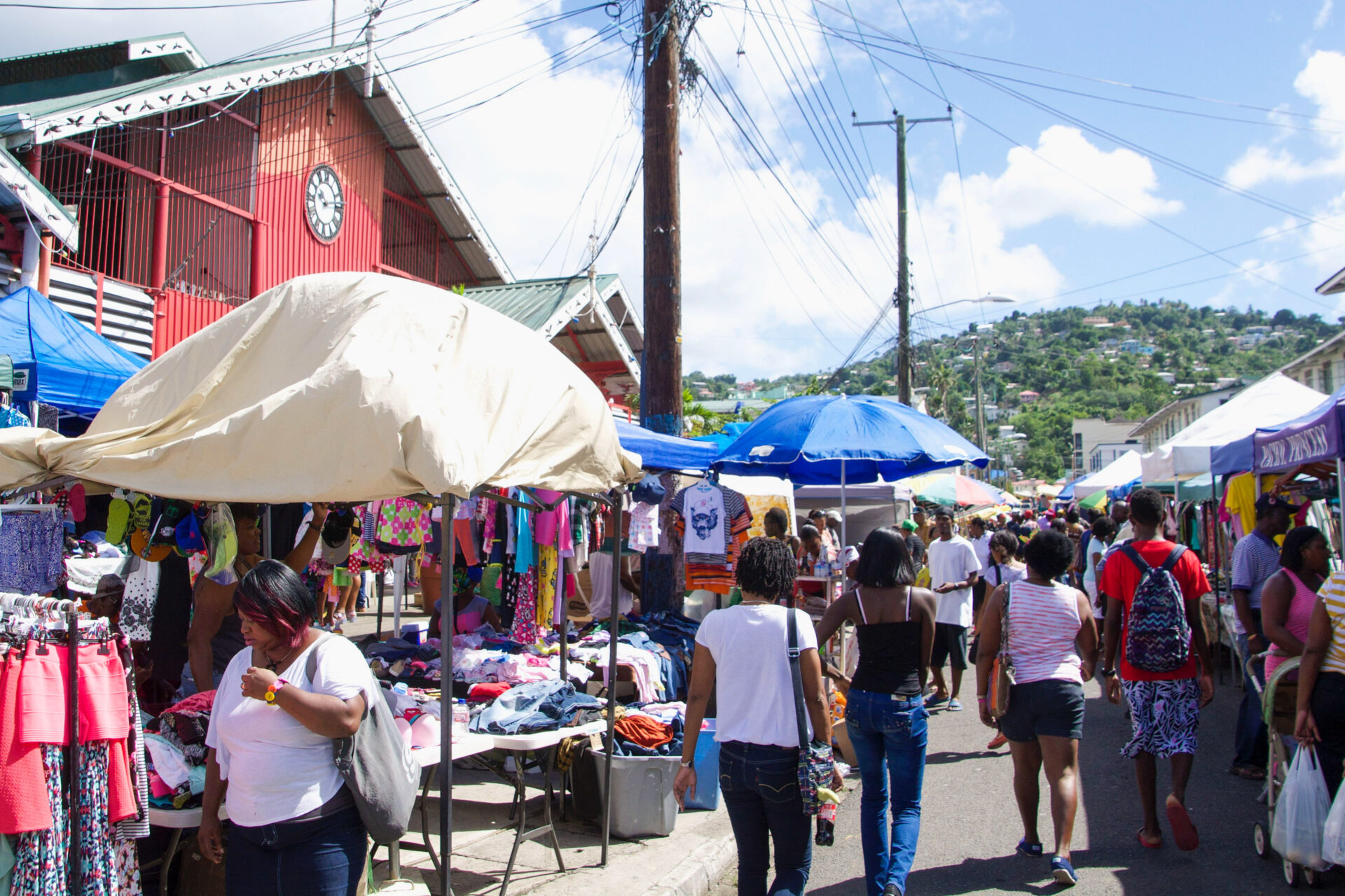 Buntes Markttreiben in der Hauptstadt von St. Lucia Castries