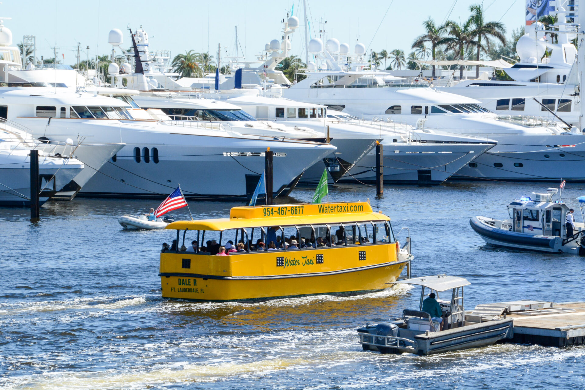 Wassertaxi zwischen Millionärsyachten im Hafen von Fort Lauderdale in Florida