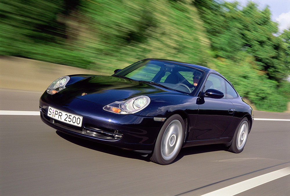 Schwarze Porsche 911 in voller Aktion auf einer deutschen Autobahn