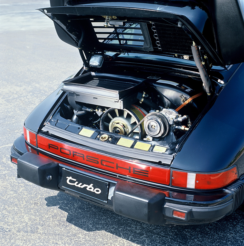 Blick in den Kofferraum des Porsche 911 mit Motorblock