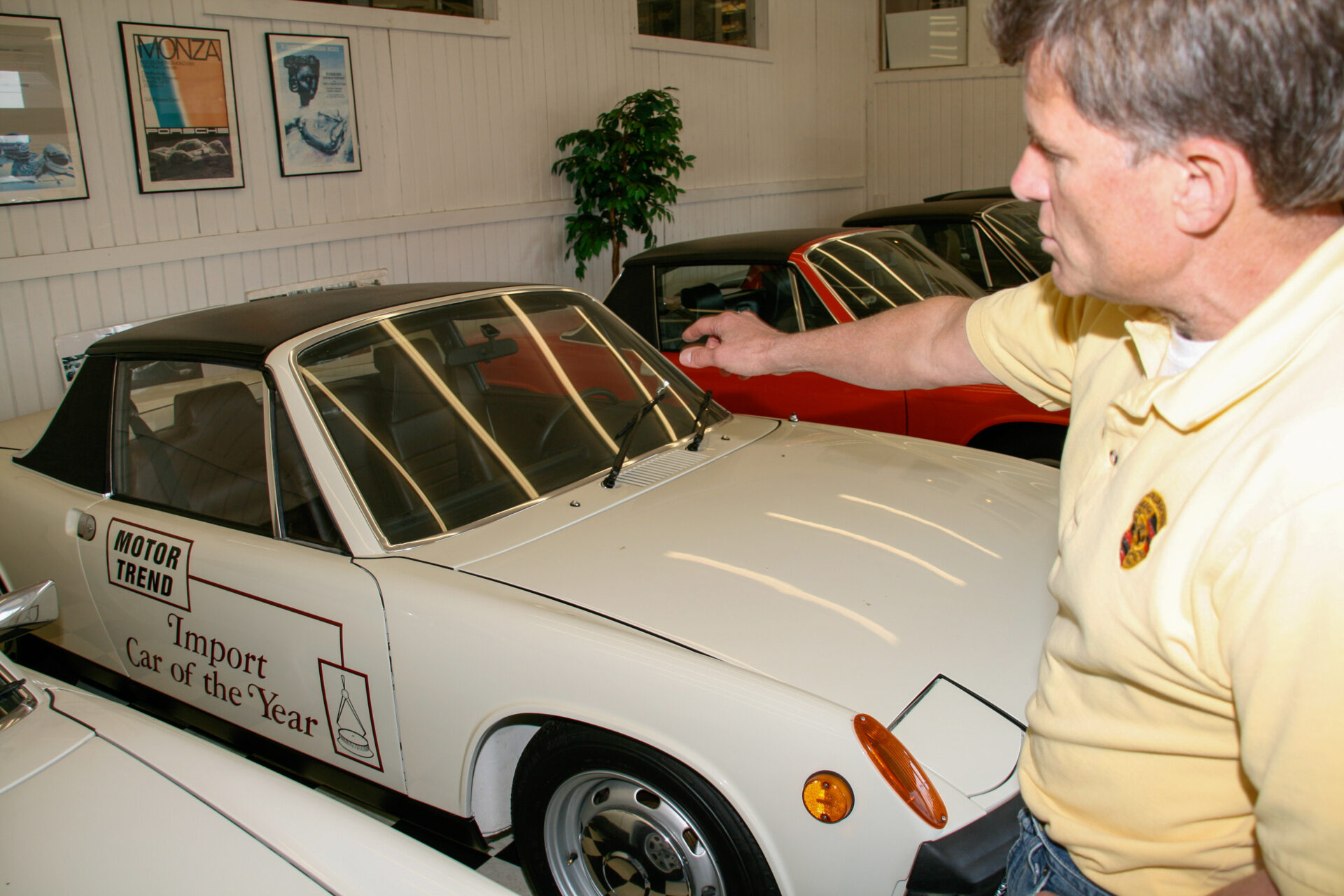 Showroom von Porsche Atlanta mit mehreren Modellen des 914