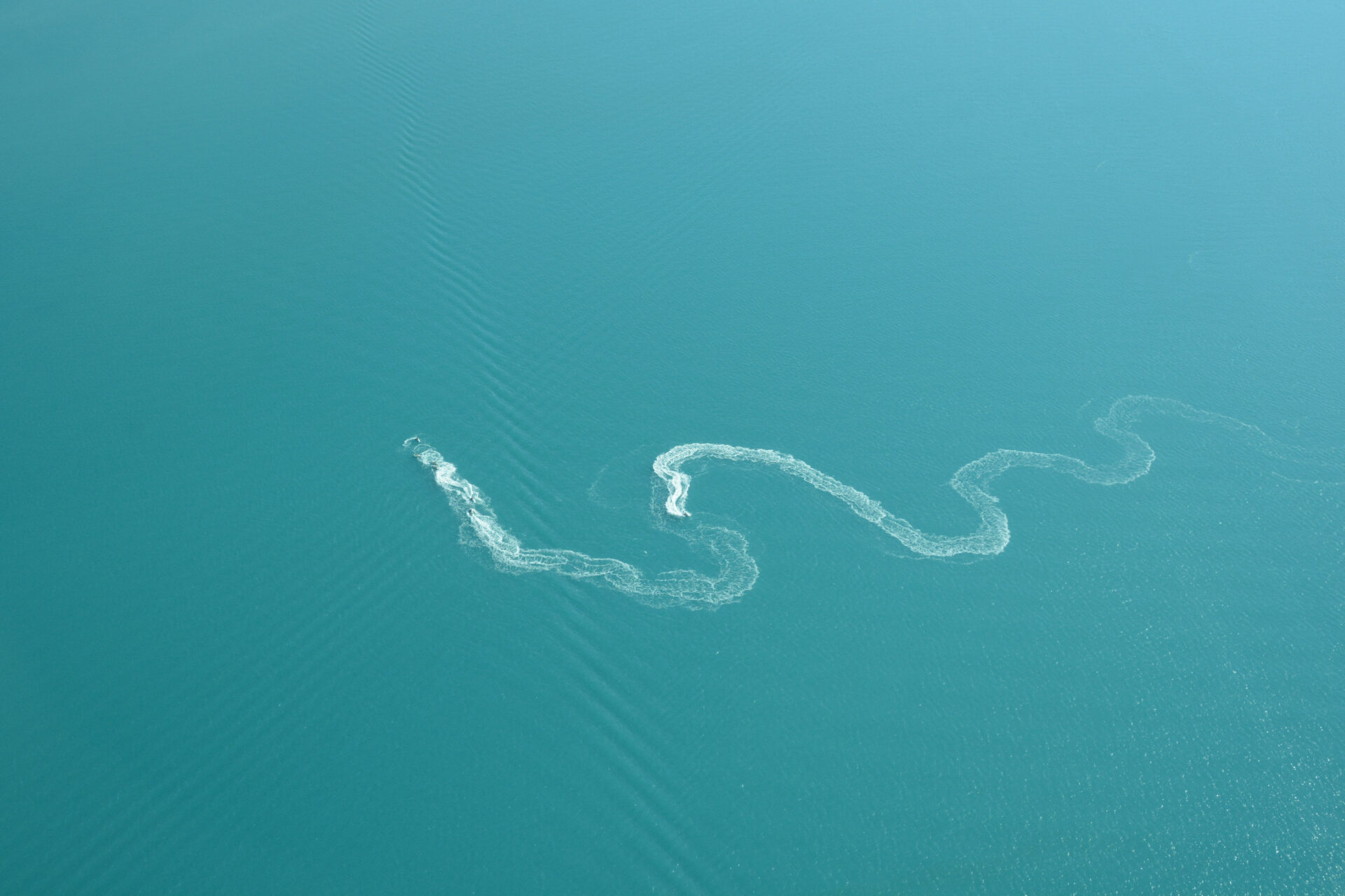 Schlangelinien eines Schiffes in den Whitsundays