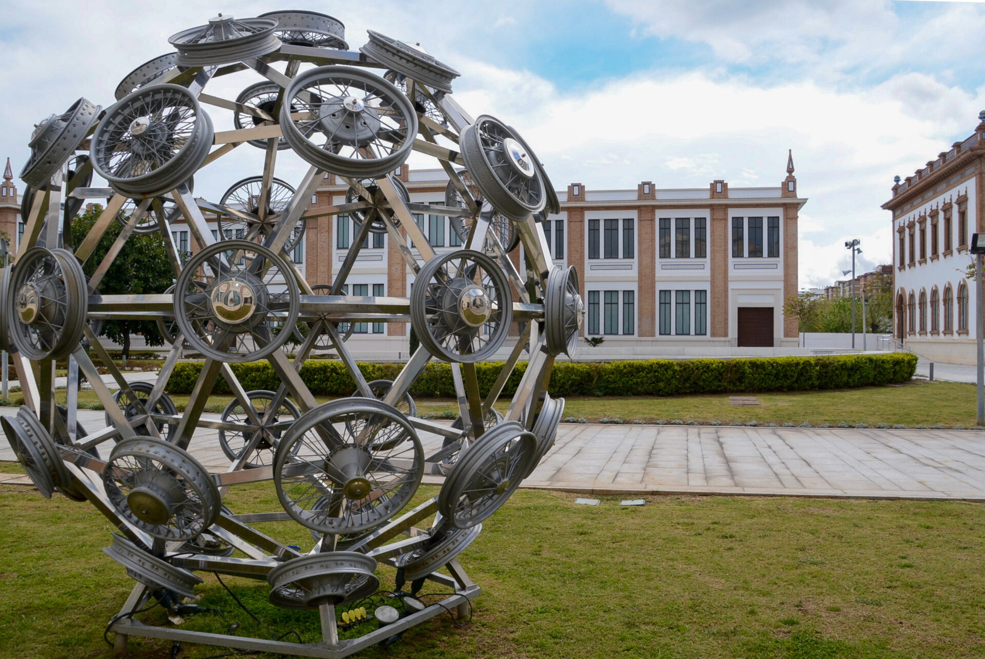 Skulptur aus Felgen vor dem Auto- und Modemuseum in Andalusien