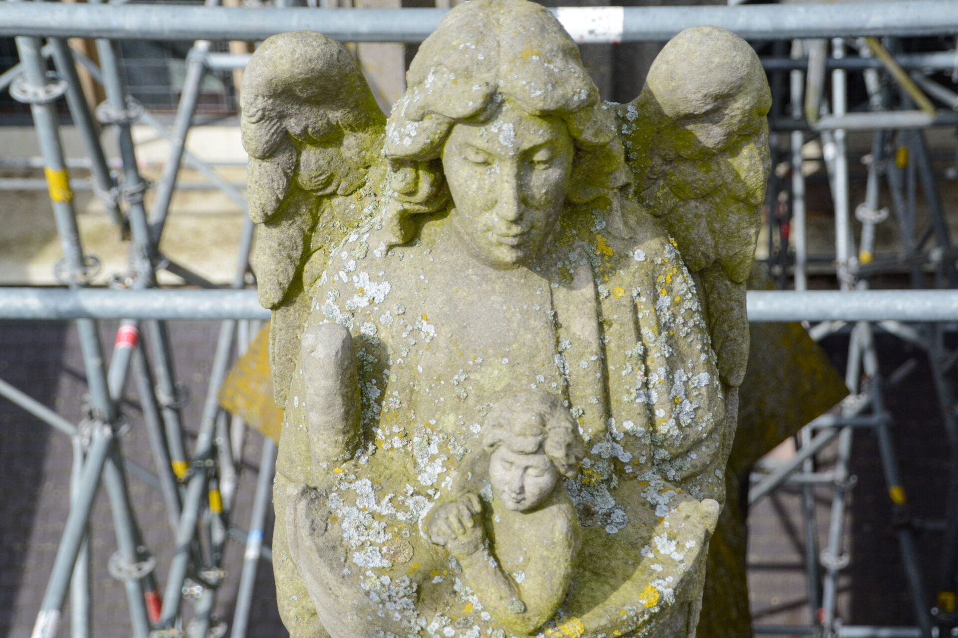 Skulptur von Mutter und Kind als Engel in der Heimatstadt von Hieronymus Bosch