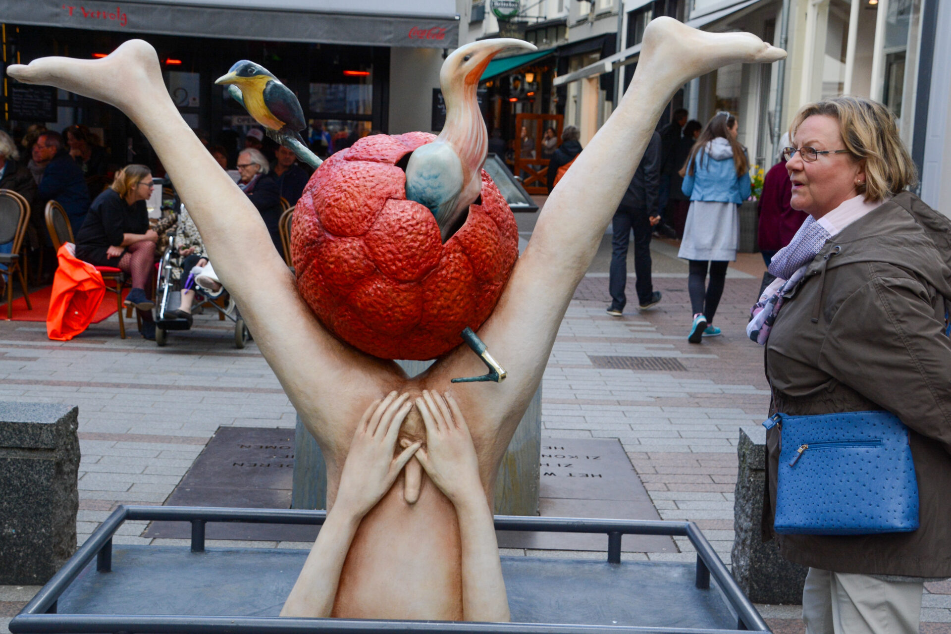 Skulptur mit Phantasiefiguren in der Fußgängerzone von Den Bosch anlässlich der Ausstellung über Hieronymus Bosch