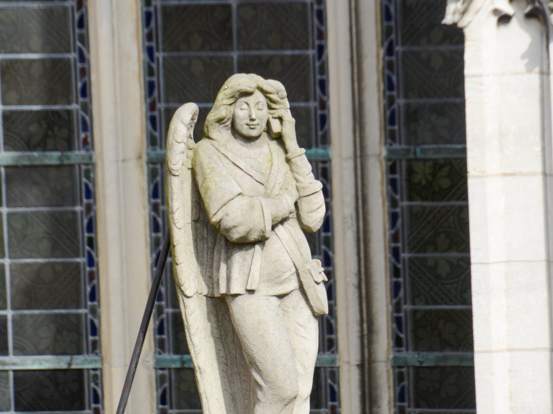 Skulpter einer telefonierenden Frau nach Hieronymus auf dem Dach der Kathedrale