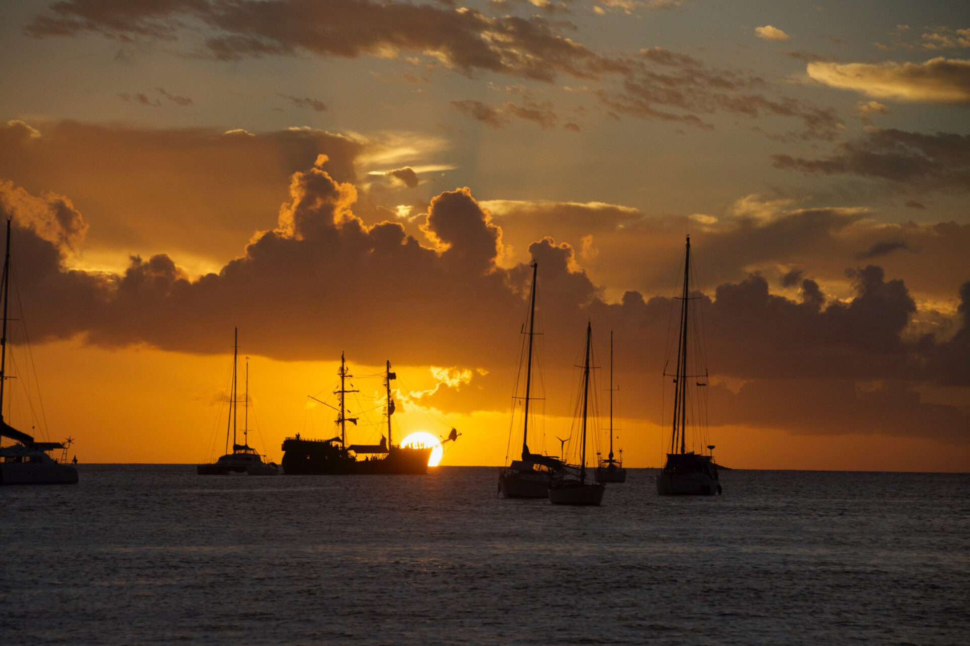 Sonnenuntergang auf der Insel St. Lucia mit Segelbooten im Wasser