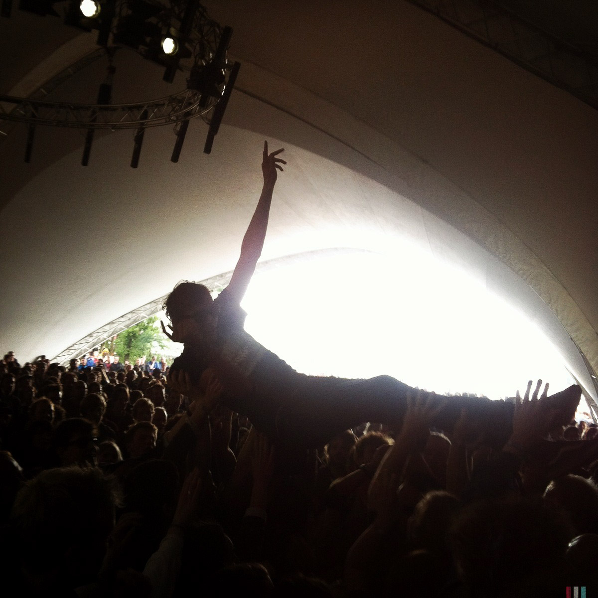 Stagedive im Zelt des Best Kept Secret Festival in Beekse Bergen in Brabant