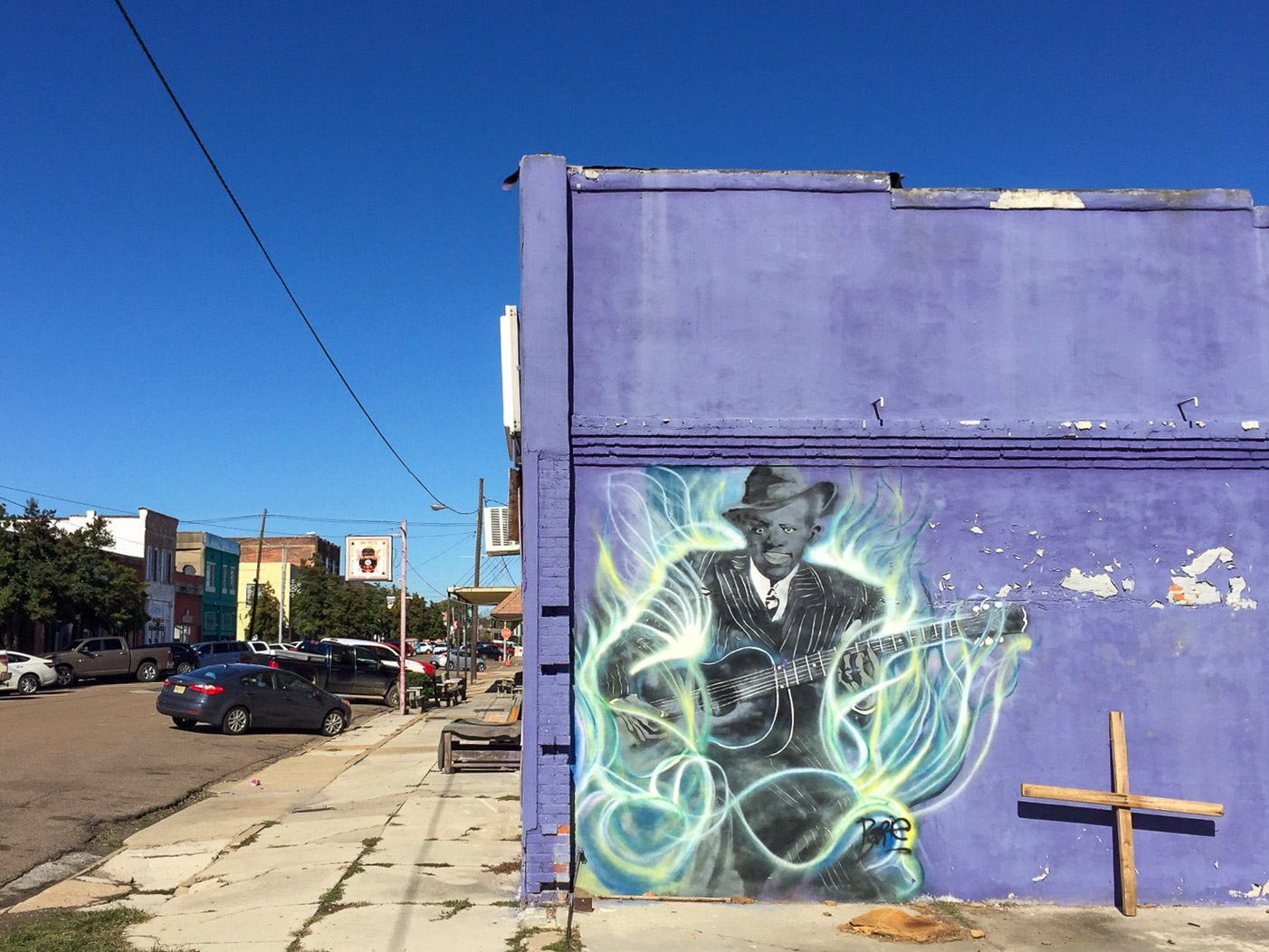 Street Art mit Musiker und Gitarre auf einer lila Hauswand in Castries auf St. Lucia