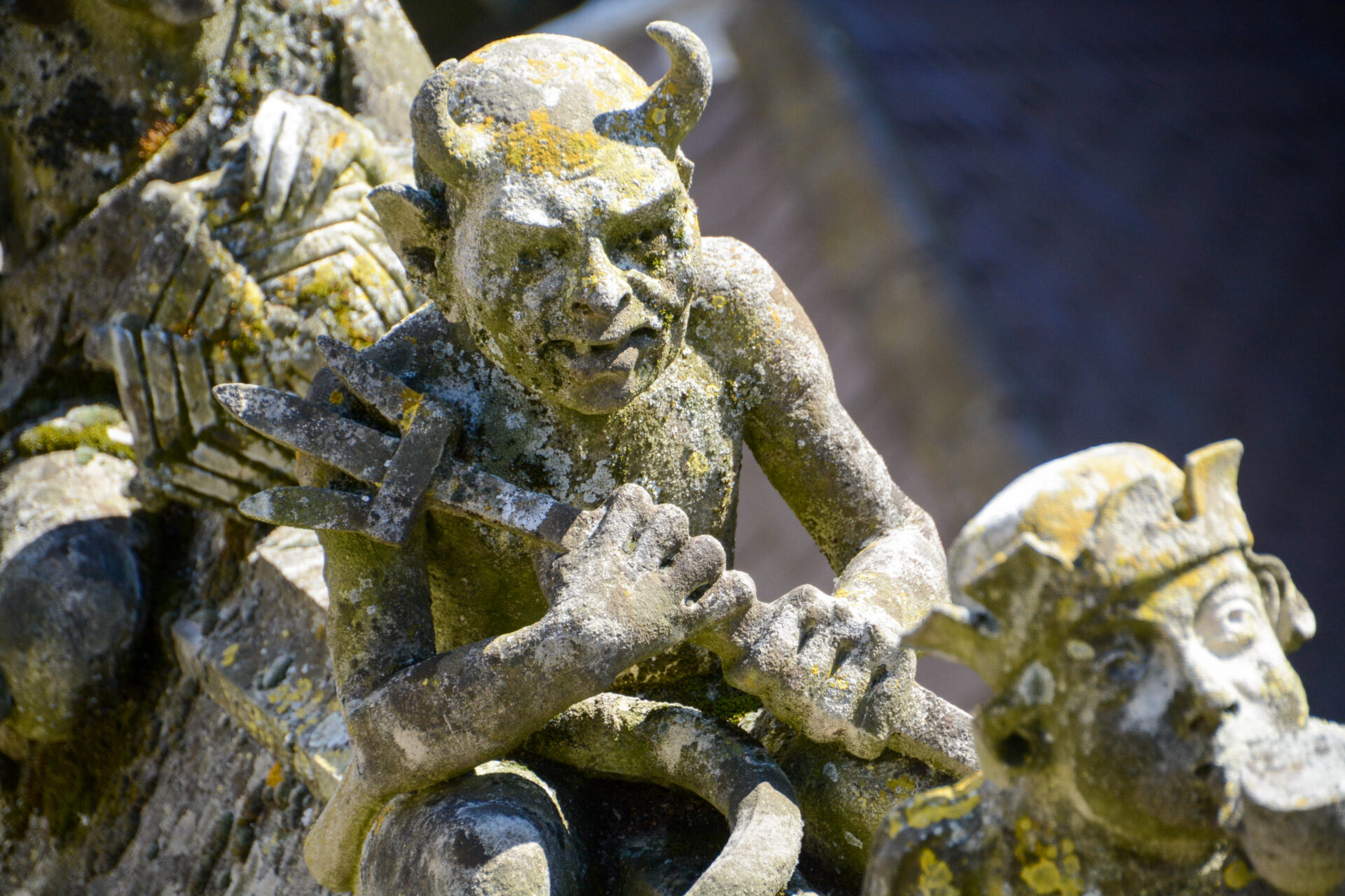 Skulptur nach Hieronymus Bosch auf dem Dach der Kathedrale von Den Bosch