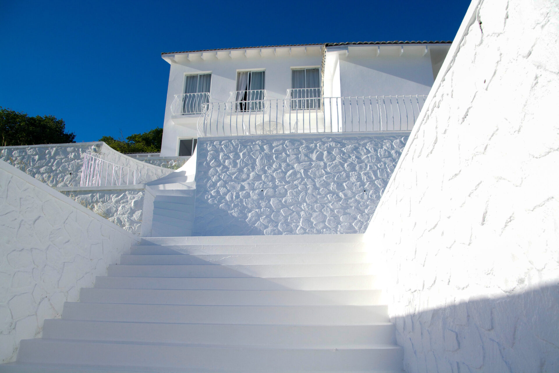 Schneeweißes Anwesen mit weißer Treppe auf der Insel St. Lucia