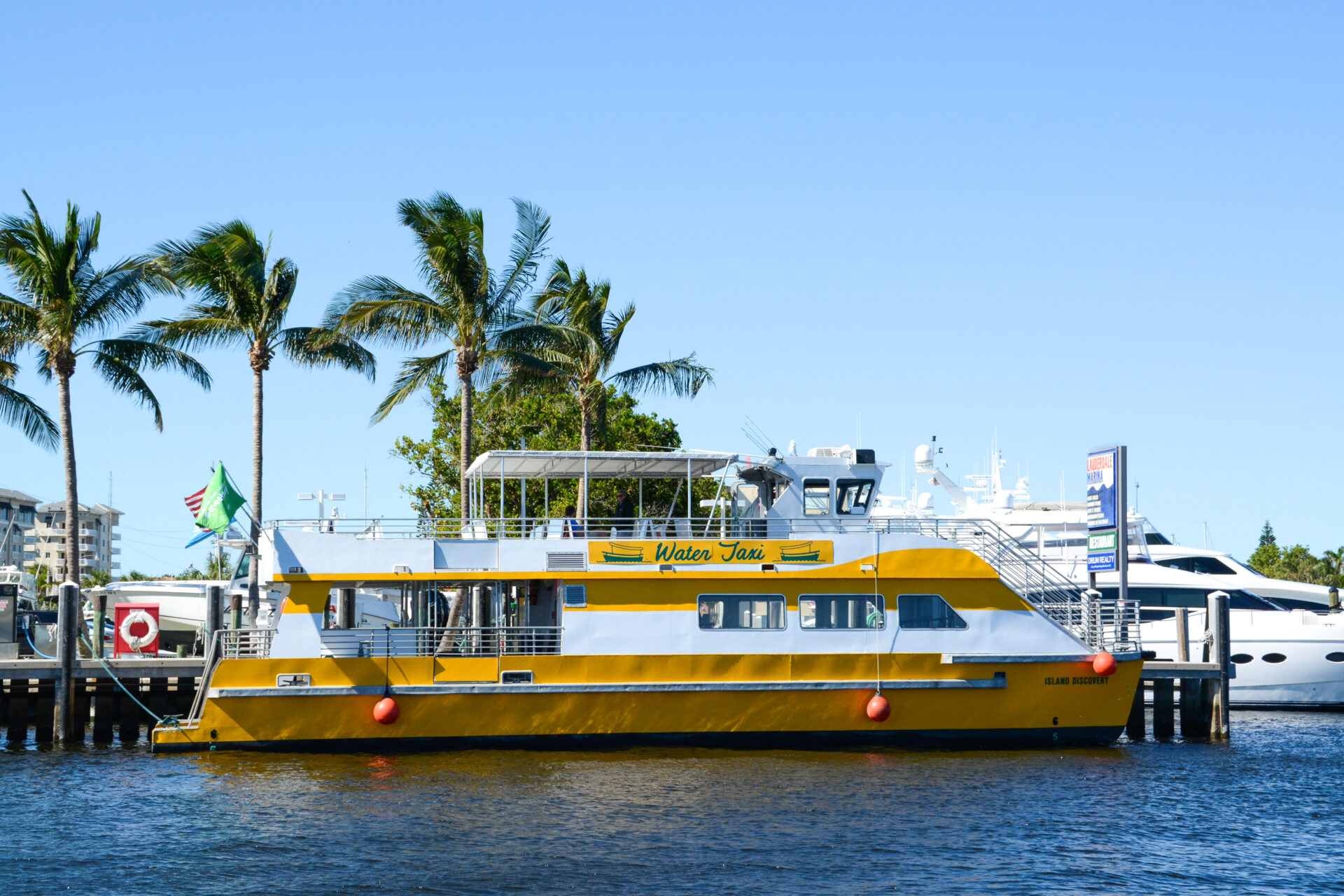 Wassertaxi am Anleger im Yachthafen von Fort Lauderdale