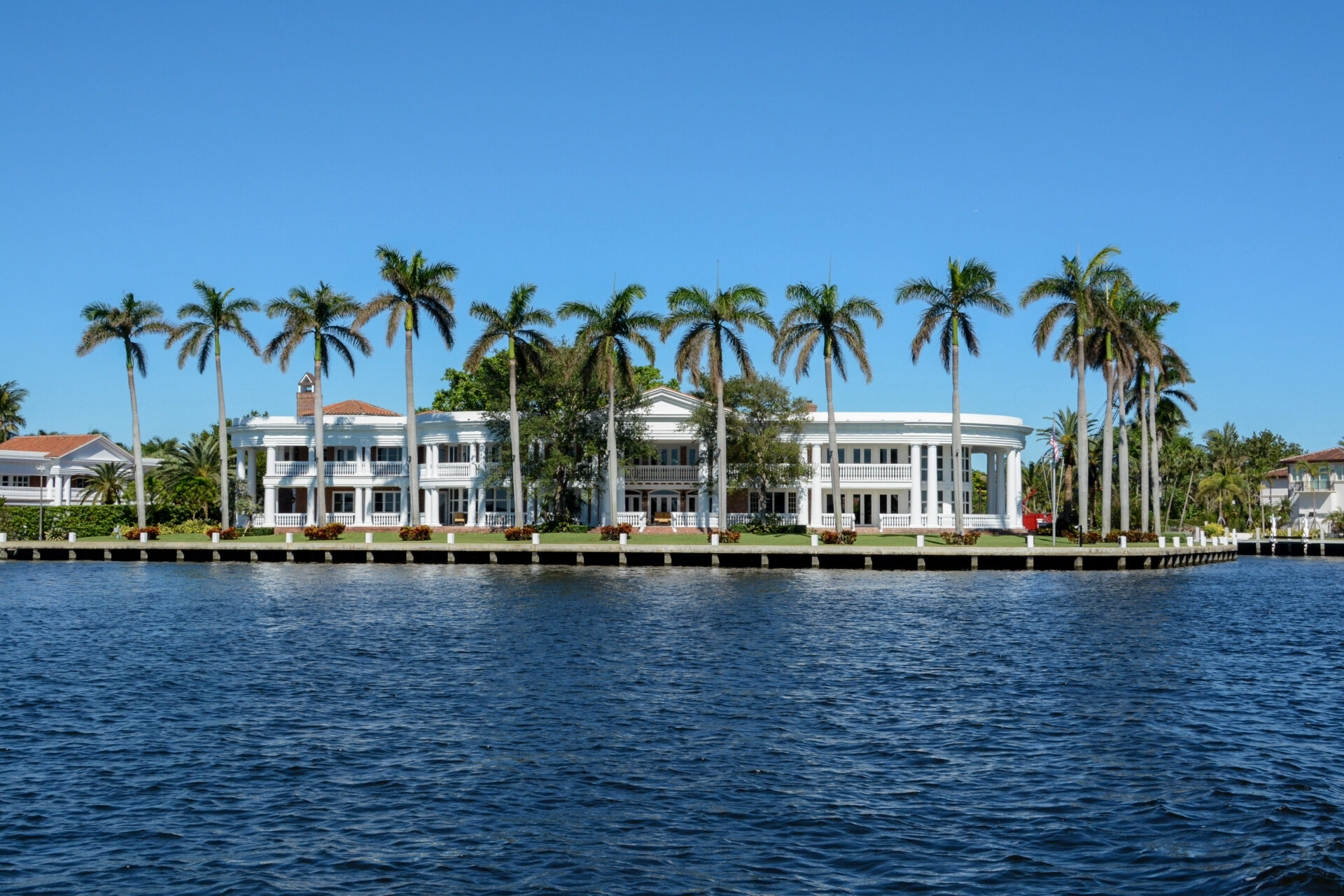 Weißes Haus an einem Kanal in Fort Lauderdale mit Palmen