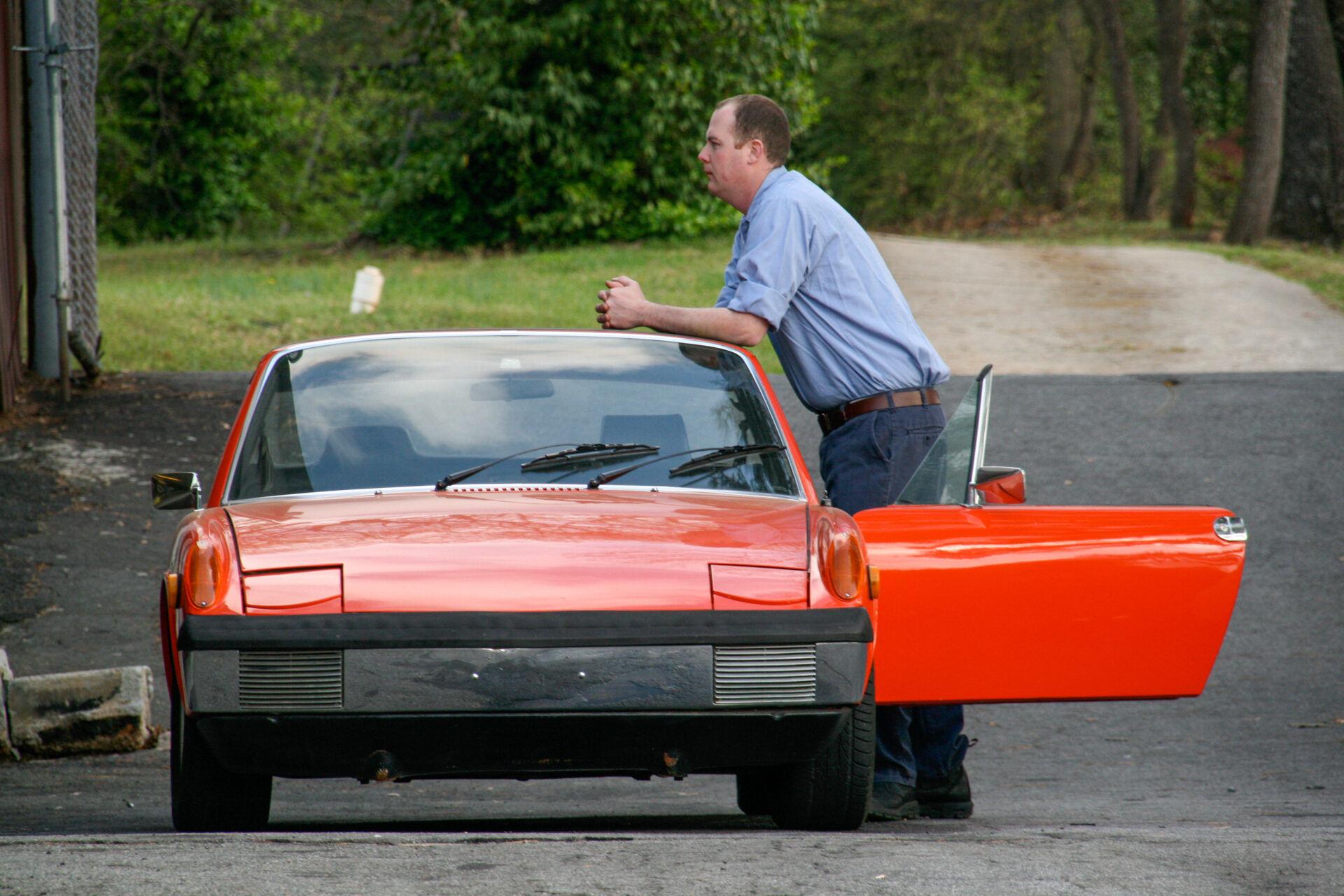 Werksleiter Jeff Merrick von Auto Atlanta mit einem roten Porsche 914