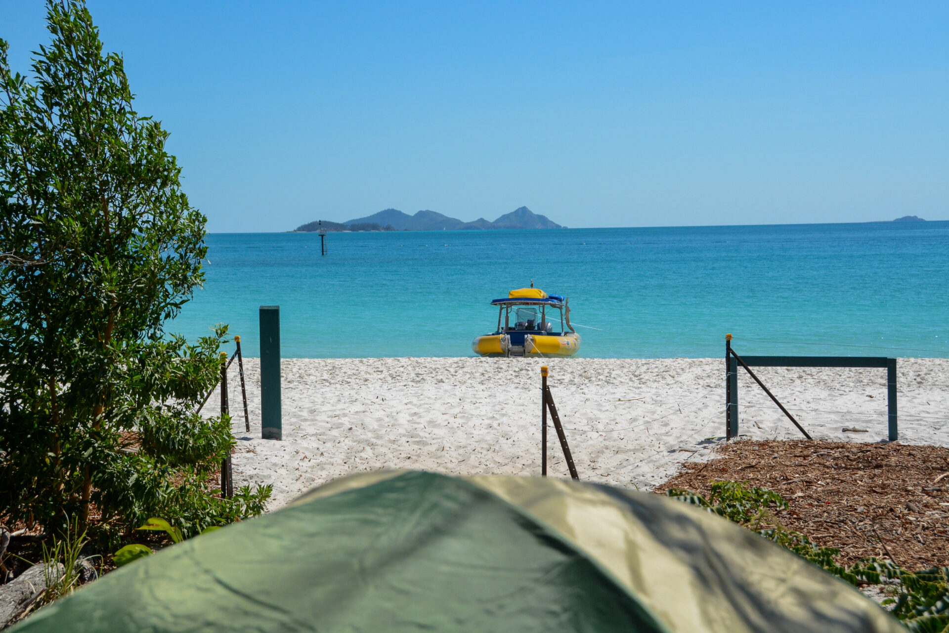 Blick vom Zeltplatz am Whitehaven Beach auf den Ozean und einige Insel der Whitsundays-Gruppe