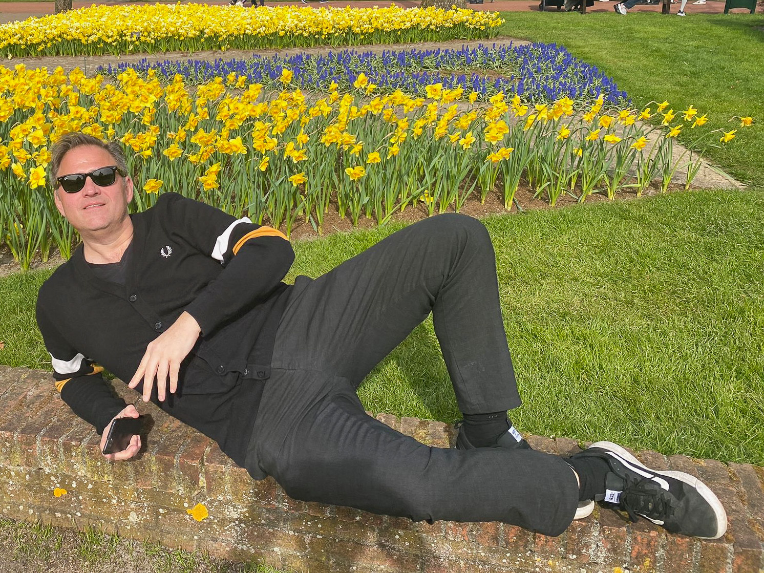 Autor Ralf Johnen liegend vor einem Blumenfeld in Holland