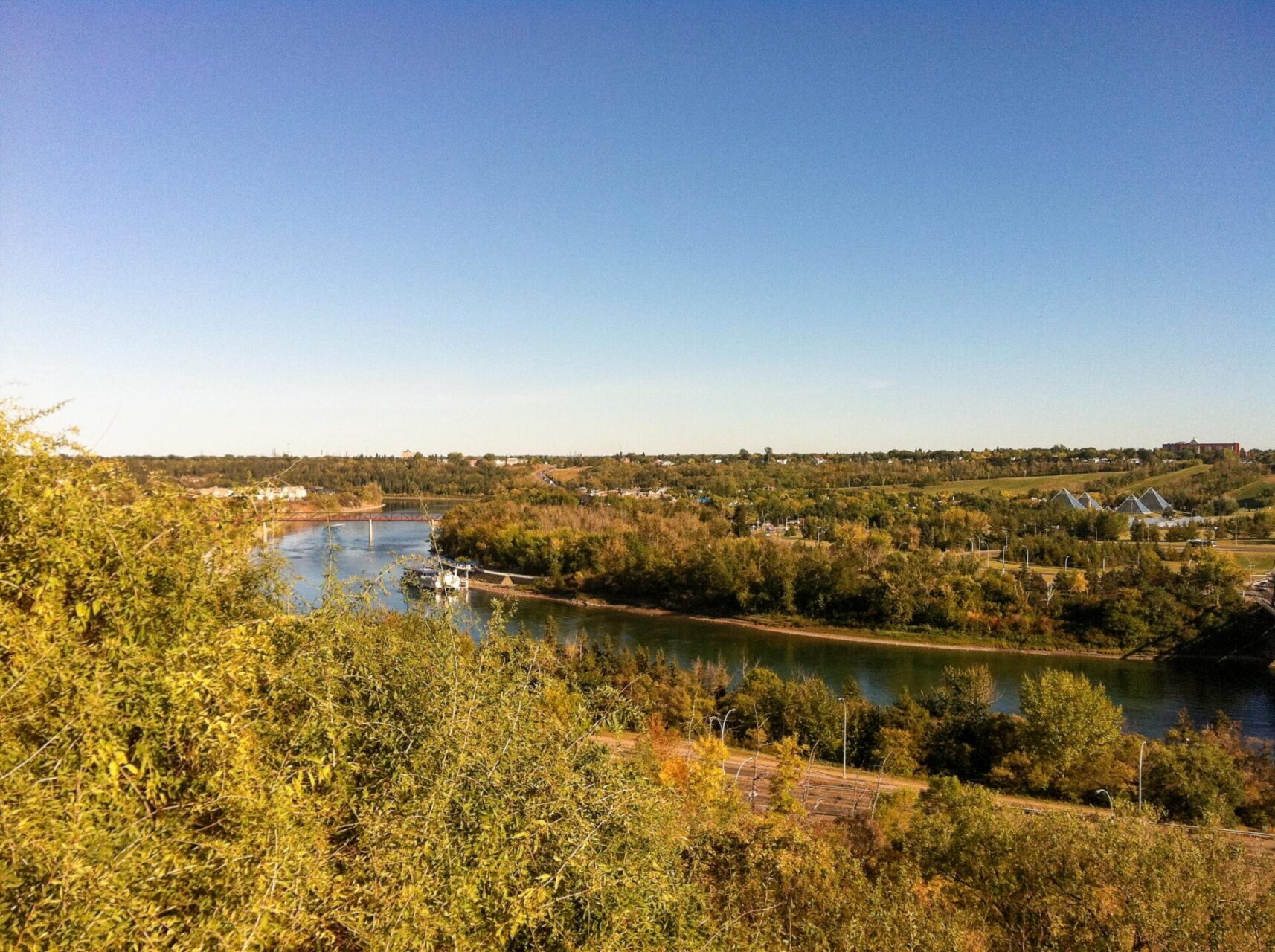 Der North Saskatchewan River am Stadtrand von Edmonton mit herbstlichen Farben