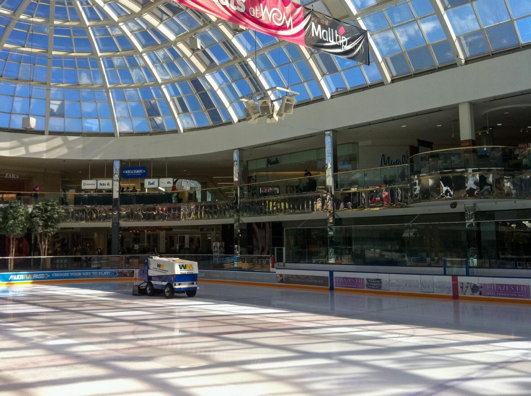 Eishockey-Spielfeld in der West Edmonton Mall in Kanada