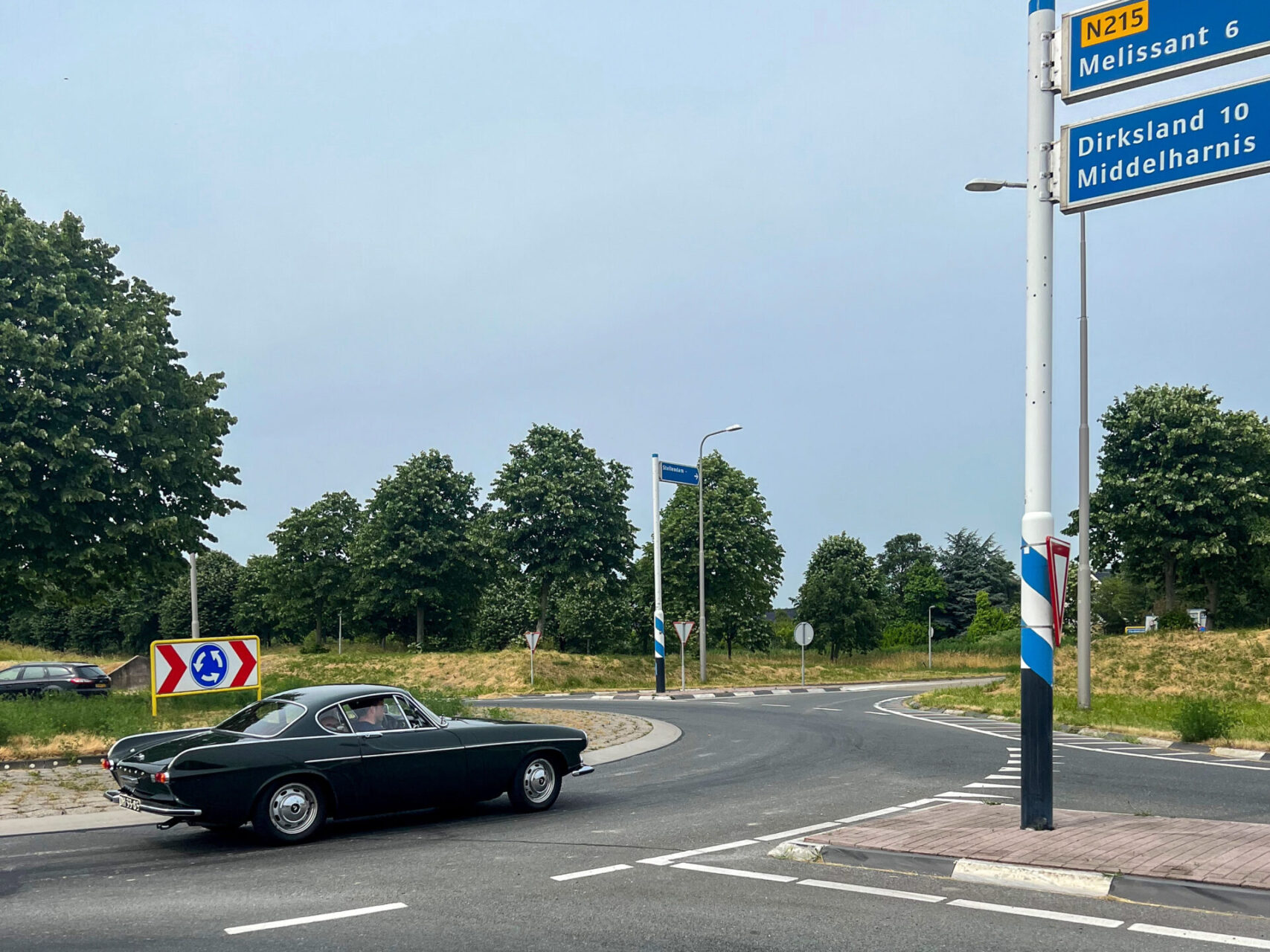 Ford Mustang Cabrio in einem Kreisverkehr bei Stellendam