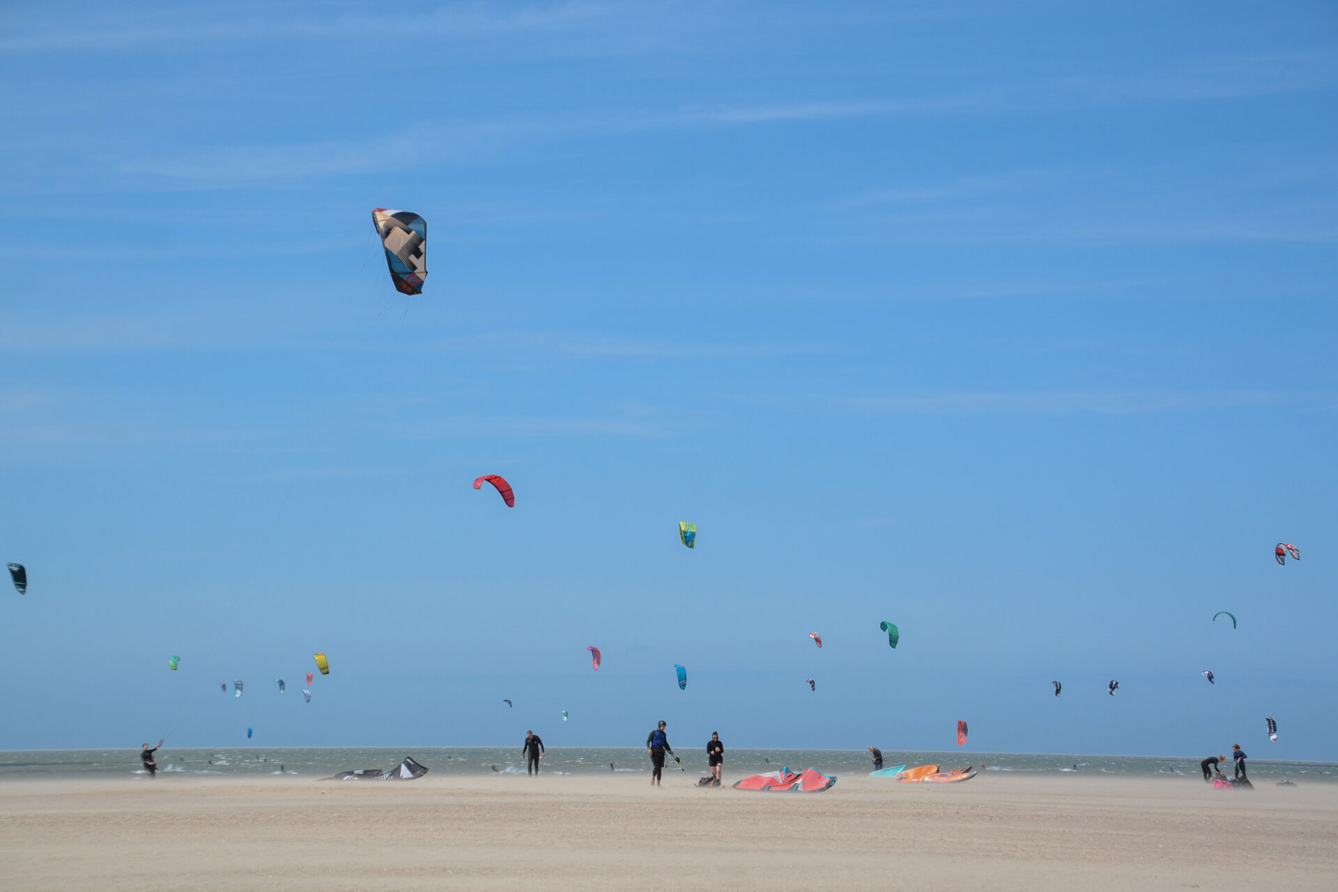 Dutzende Kitesurfer am Strand von Brouwersdam