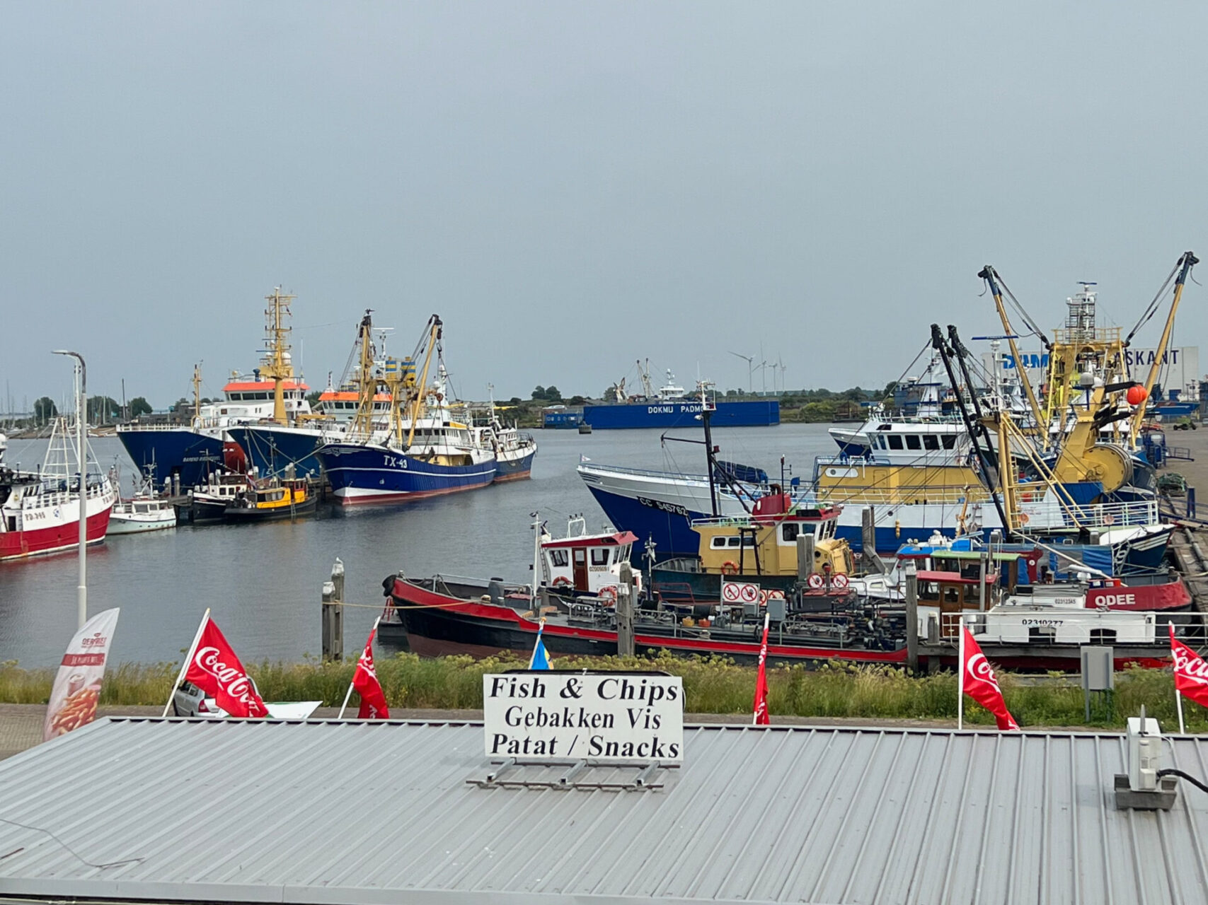 Der Hafen von Stellendam mit Fischerbooten