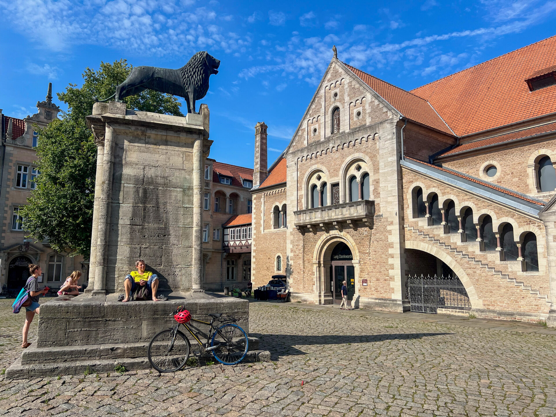 Braunschweiger Burg mit Denkmal für Heinrich den Löwen und Radfahrerin