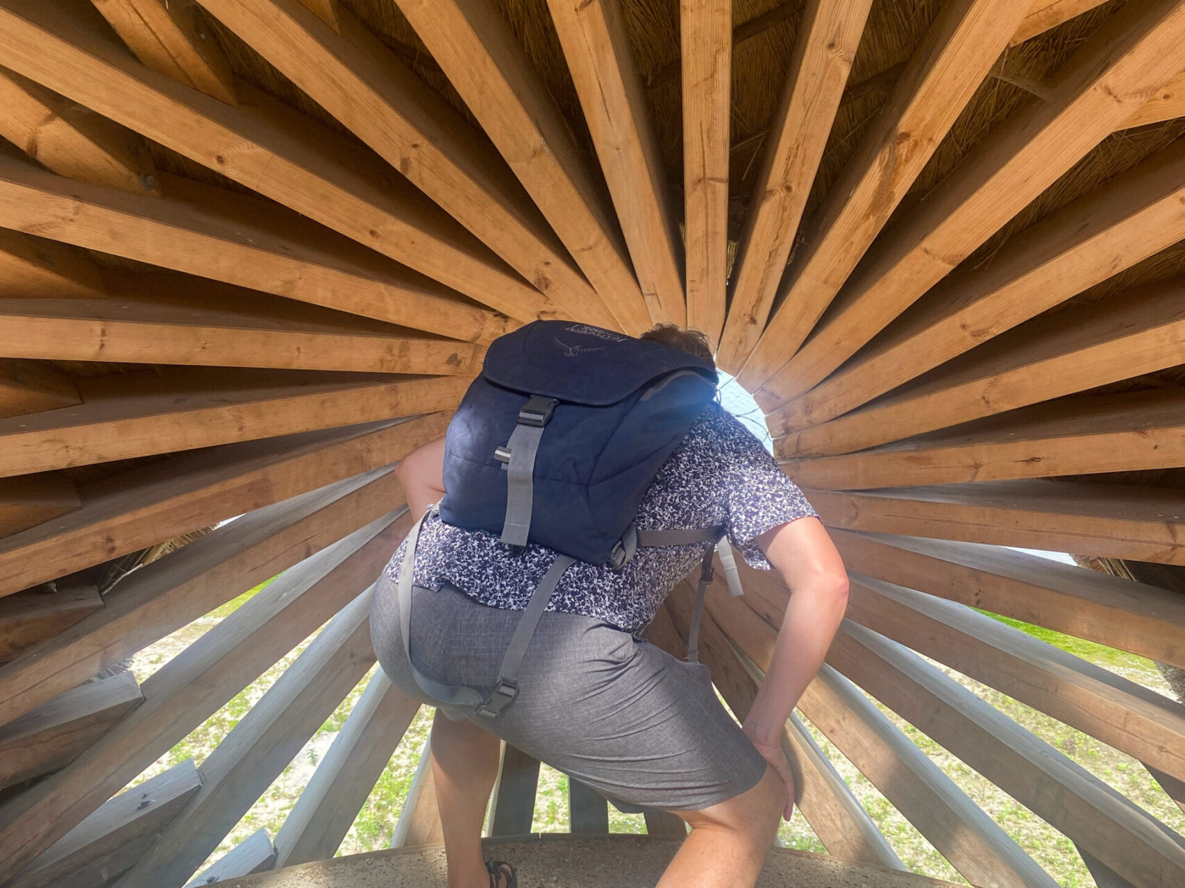 Autor Ralf Johnen blickt durch den Ausblick im Vogelobservatorium Tij am Haringvliet