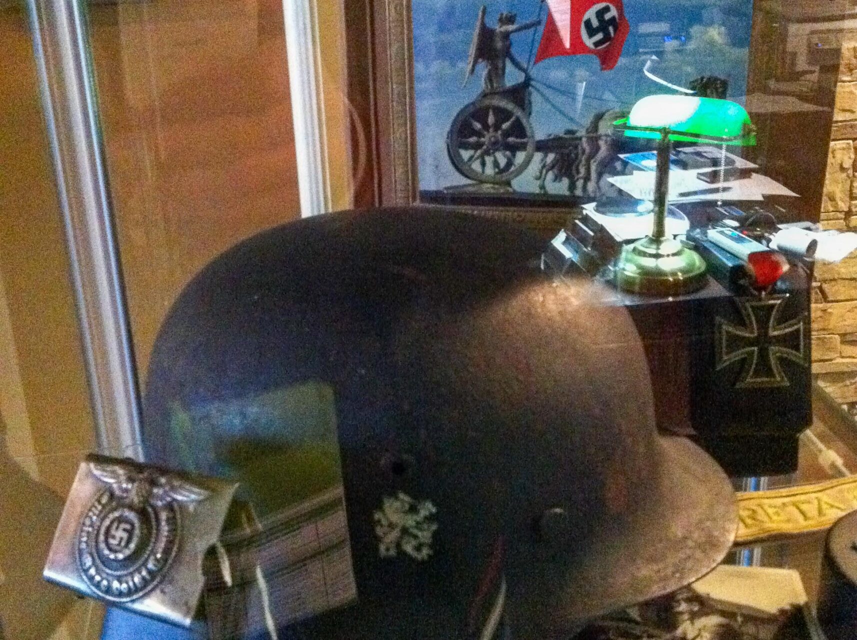 Sammlung von Nazi-Memorabilien in einem Geschäft in Edmonton