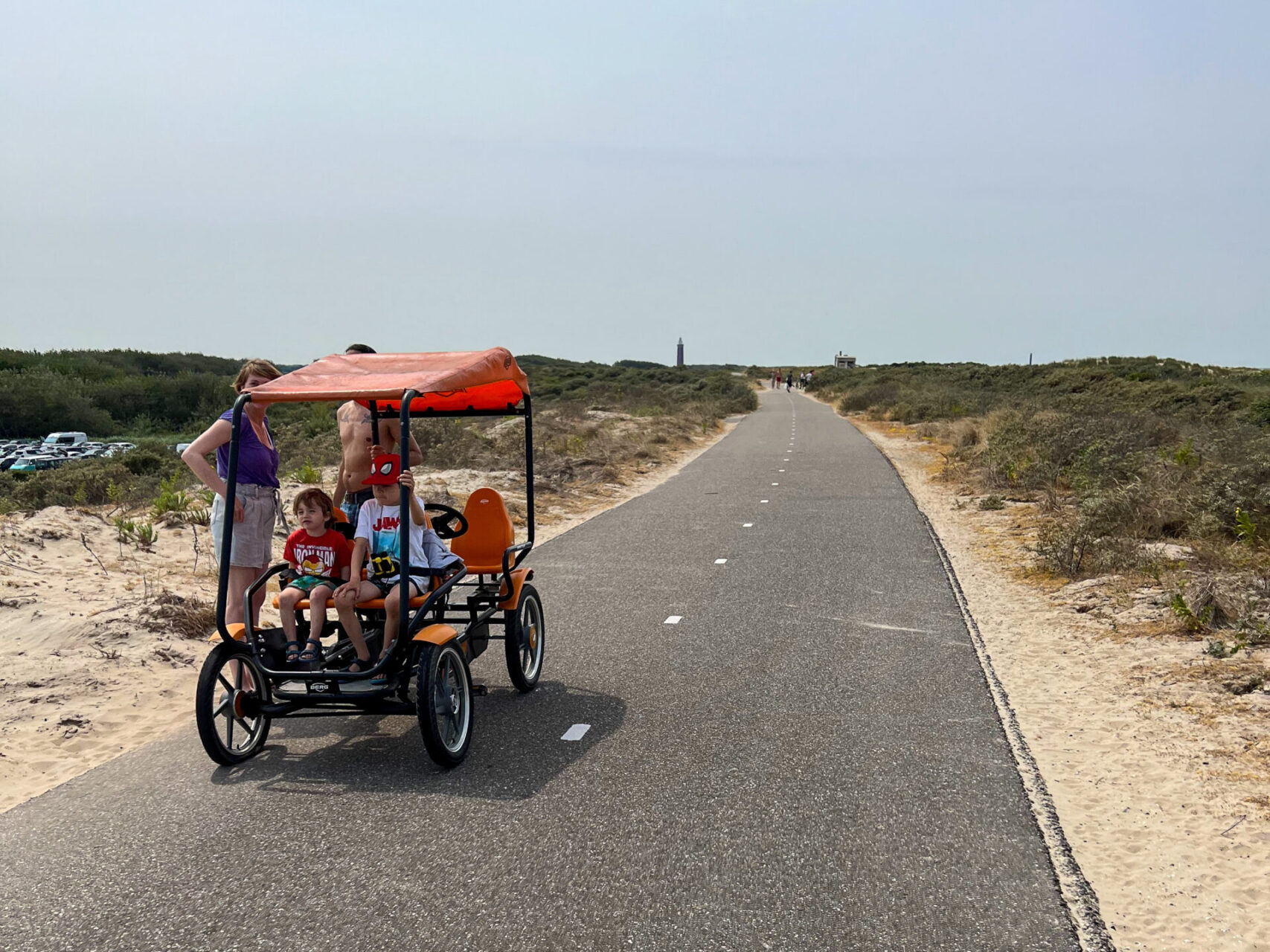 Beachbuggy auf dem Deich bei Ouddorp