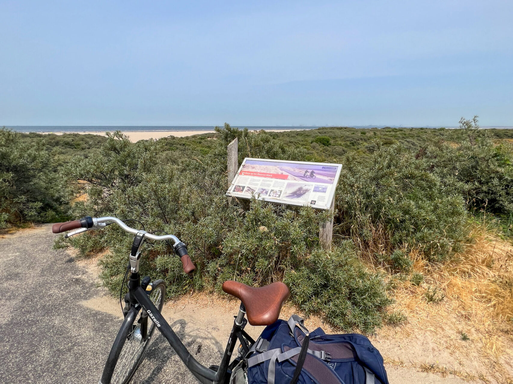 Fahrrad vor den Dünen bei Ouddorp mit Blick aufs Meer