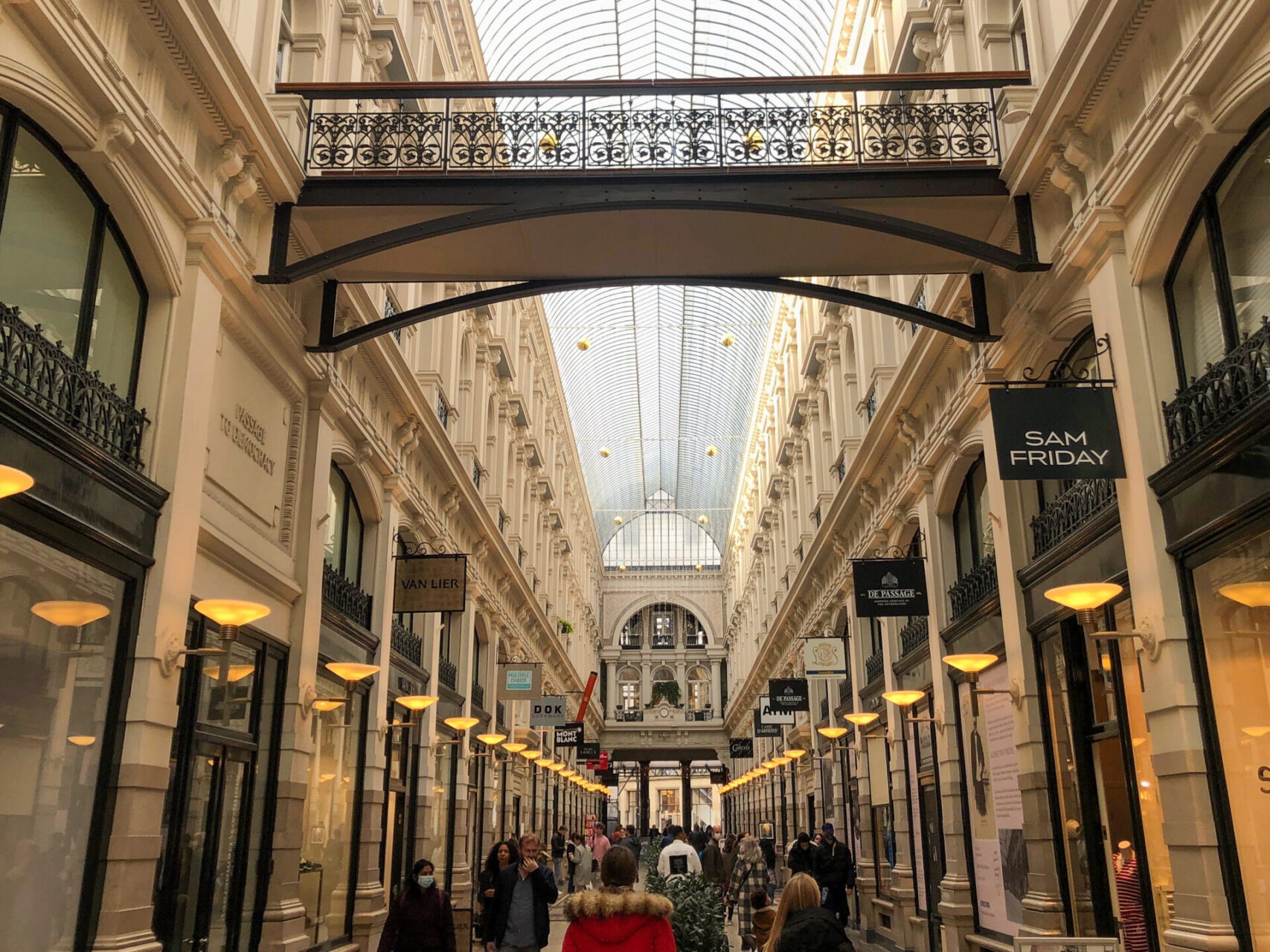 Einkaufspassge in Den Haag von 1885 mit Apple Store