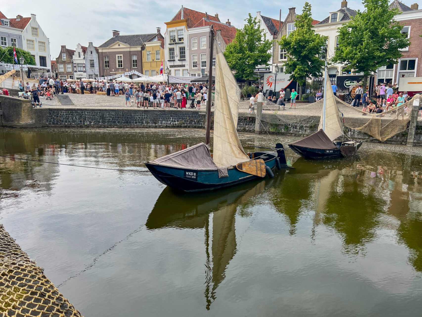 Segelboote im Hafenbecken von Goedereede